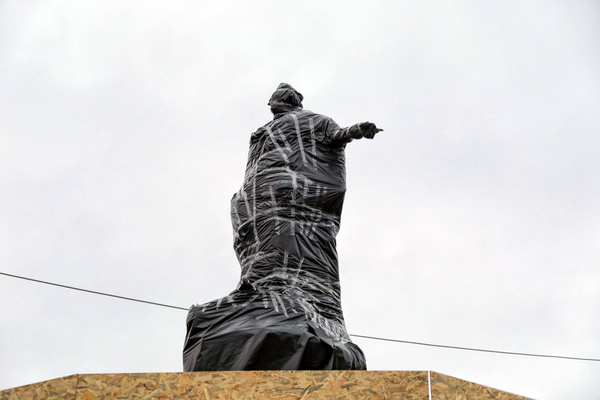 Фигура Екатерины II подготовлена к демонтажу в Одессе, 6 ноября.