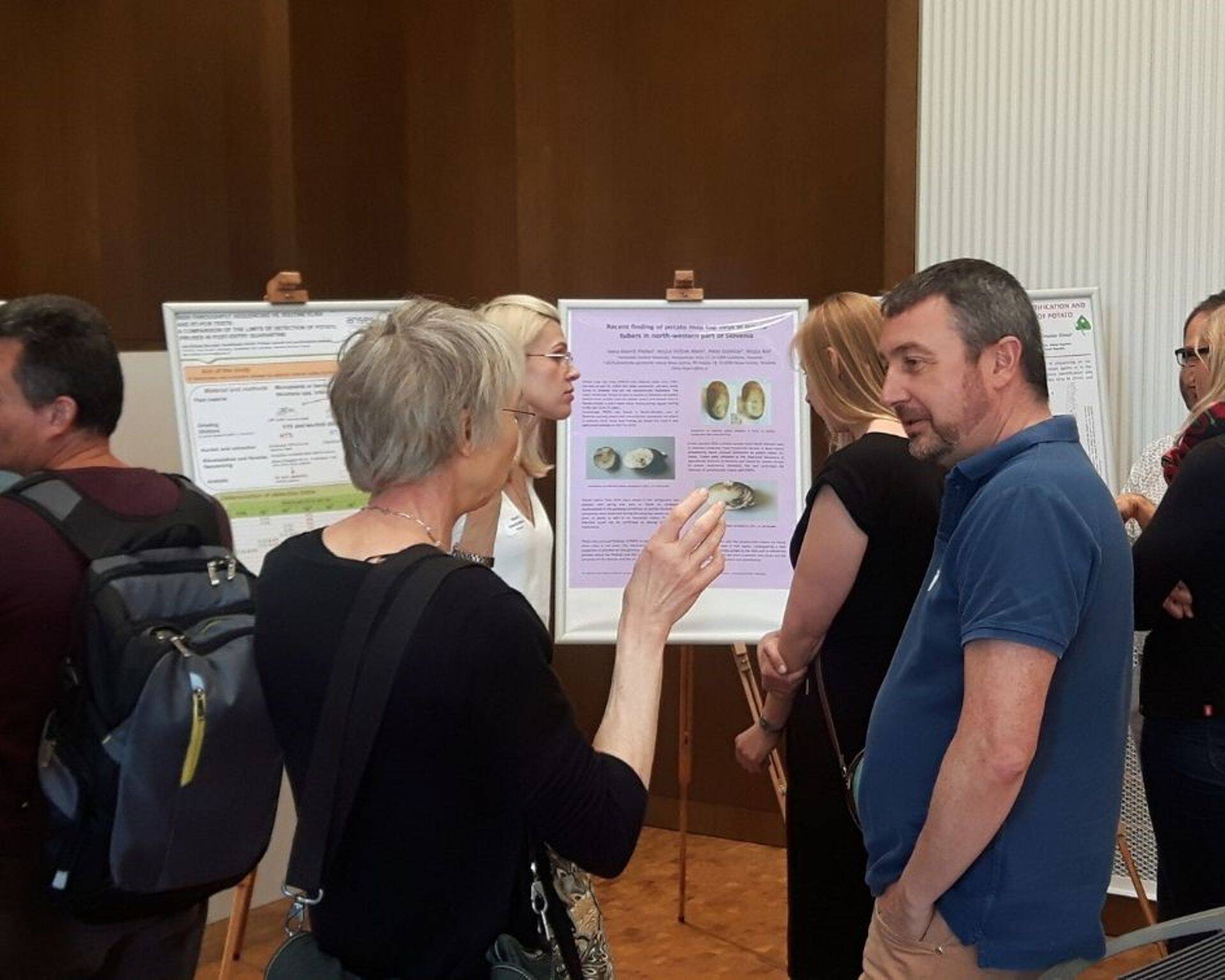 Osalejad konverentsi poster-ettekandeid uudistamas.