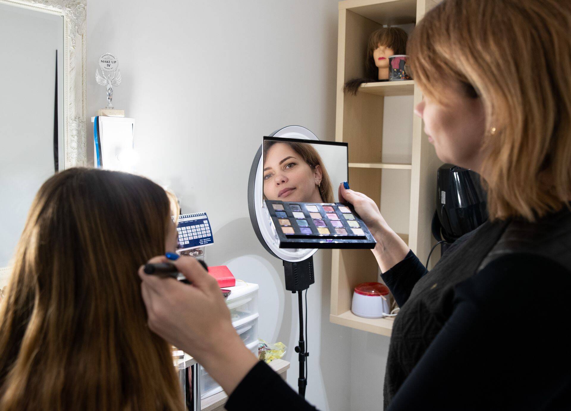 Юлия арендует место в салоне красоты.