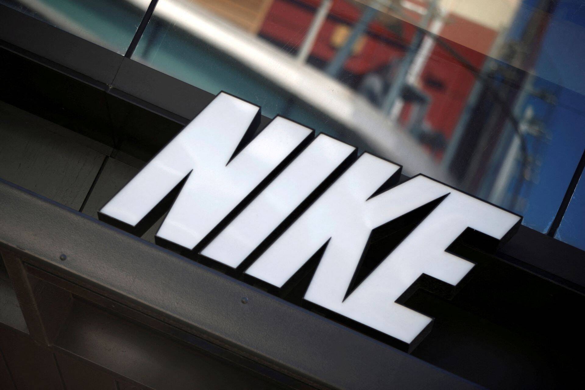 Nike teatas, et dollari tugevus vähendab samuti kogu aasta tulusid.