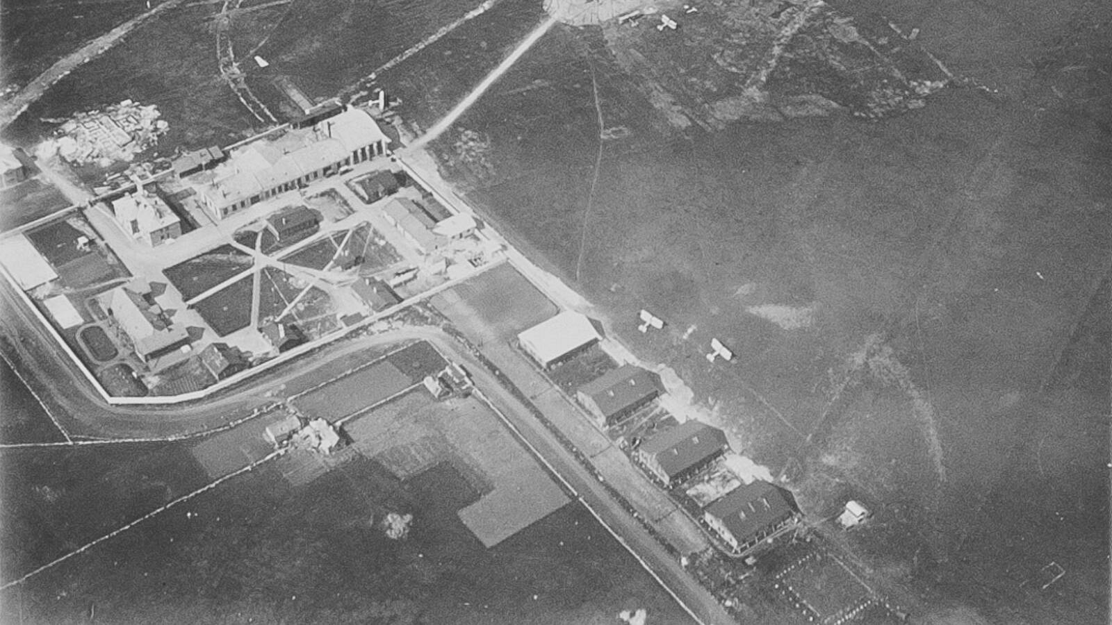 Lasnamäe lennuväli, aerofoto 1920. aastatest. Tallinna idaosas asuv lennuväli ehitati veel Vene impeeriumi ajal ja oli algselt Peeter Suure moderniseeritud merekindluse lennubaas.