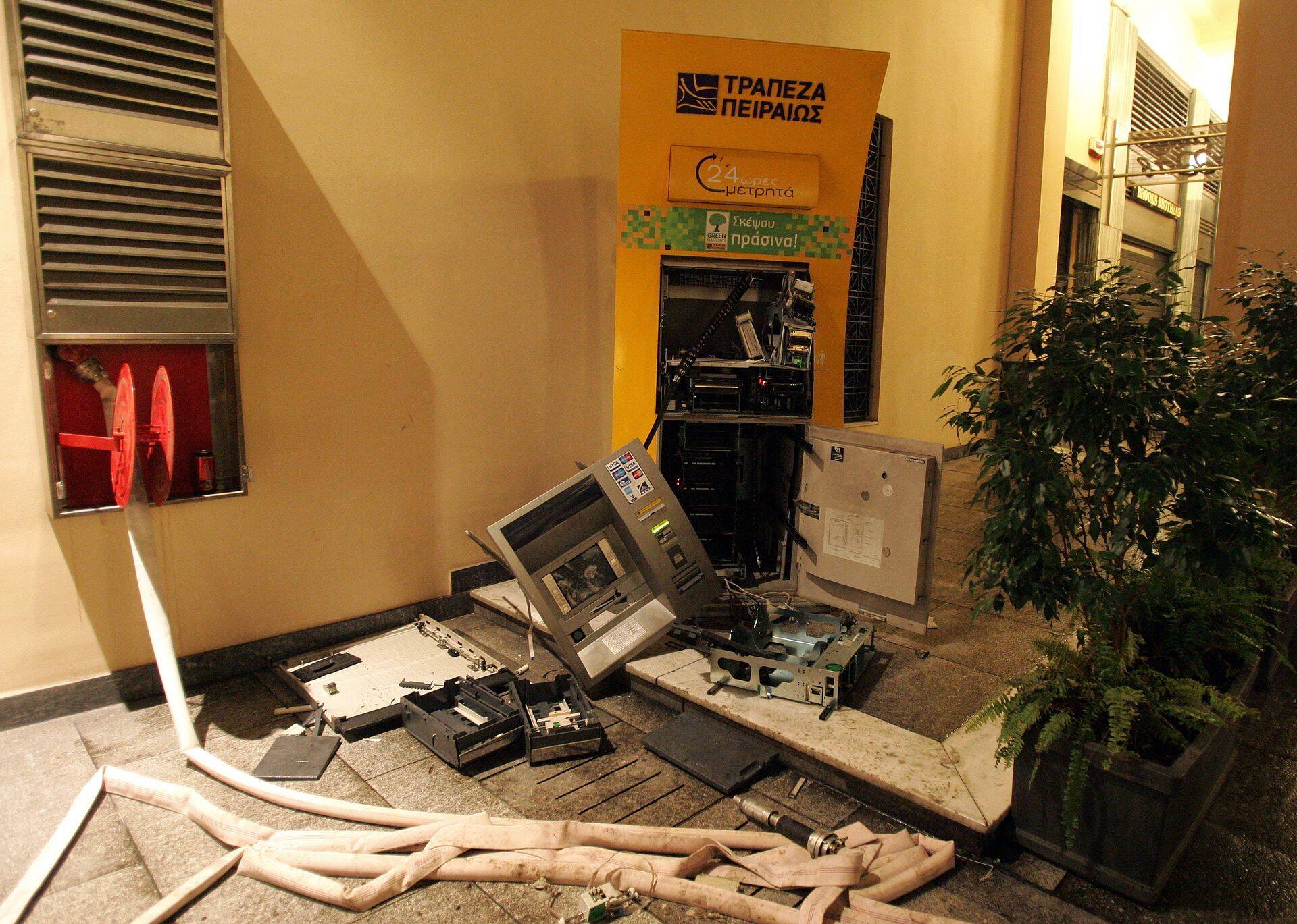 Rüüstatud pangaautomaat Ateenas 2012. aasta rahutuste ajal.