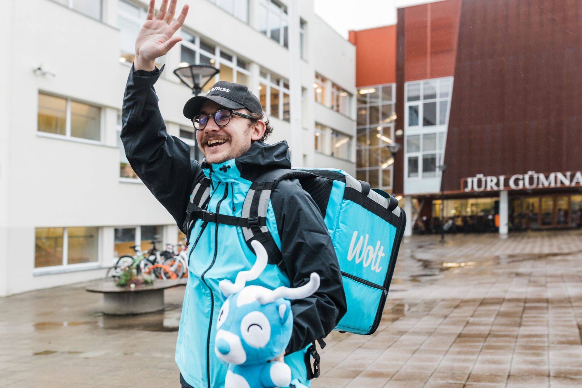 Tehnoloogiaettevõte Wolt käivitas teenuse Jüris, võimaldades sealsetel inimestel mobiilirakenduse abil kaupu ja toitu tellida. Foto: Wolt.