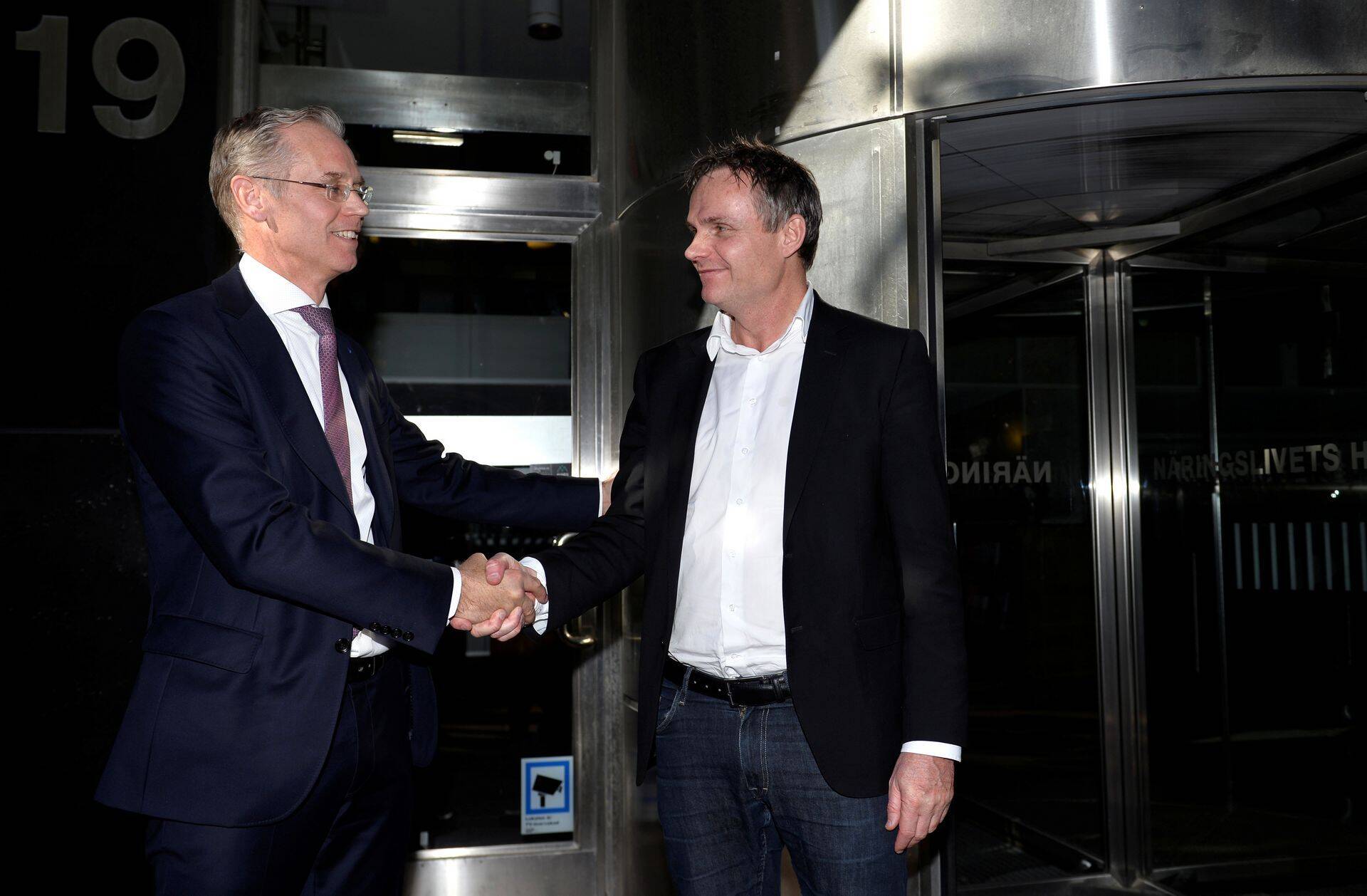 SASi juht Rickard Gustafson surub kokkuleppe märgiks kätt pilootide ametiühingu juhil Peter Larssonil.