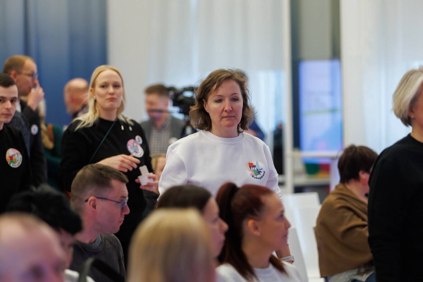 Lääne-Viru Omavalitsuste Liidu arendusjuhi Anu Oja (esiplaanil) sõnul on ettevõtlusnädala eesmärk inspireerida ettevõtlikke inimesi viima oma ideid ellu.