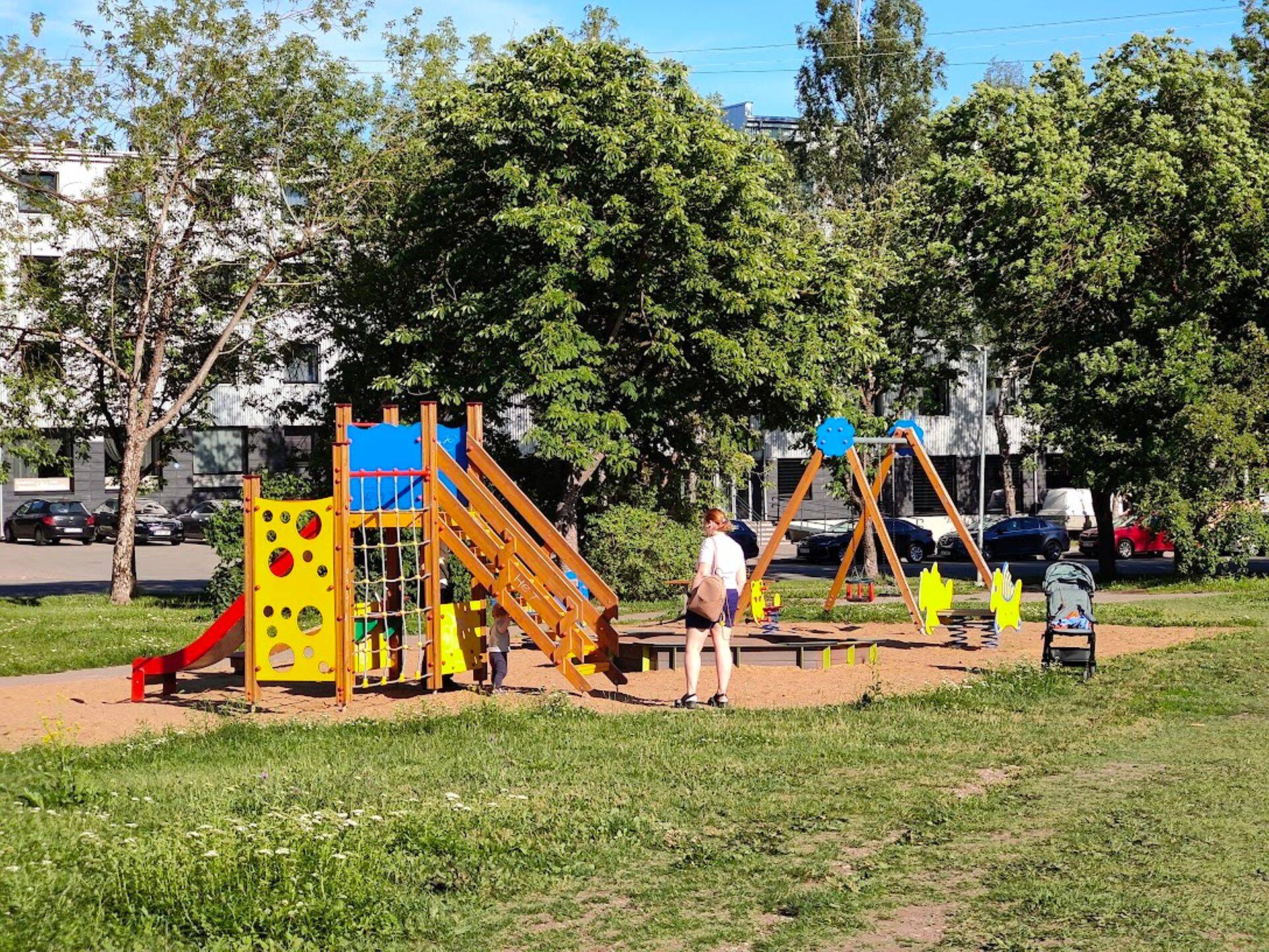 Эта детская площадка появилась вместо двух высоток, строительство которых отложили 11 лет назад.