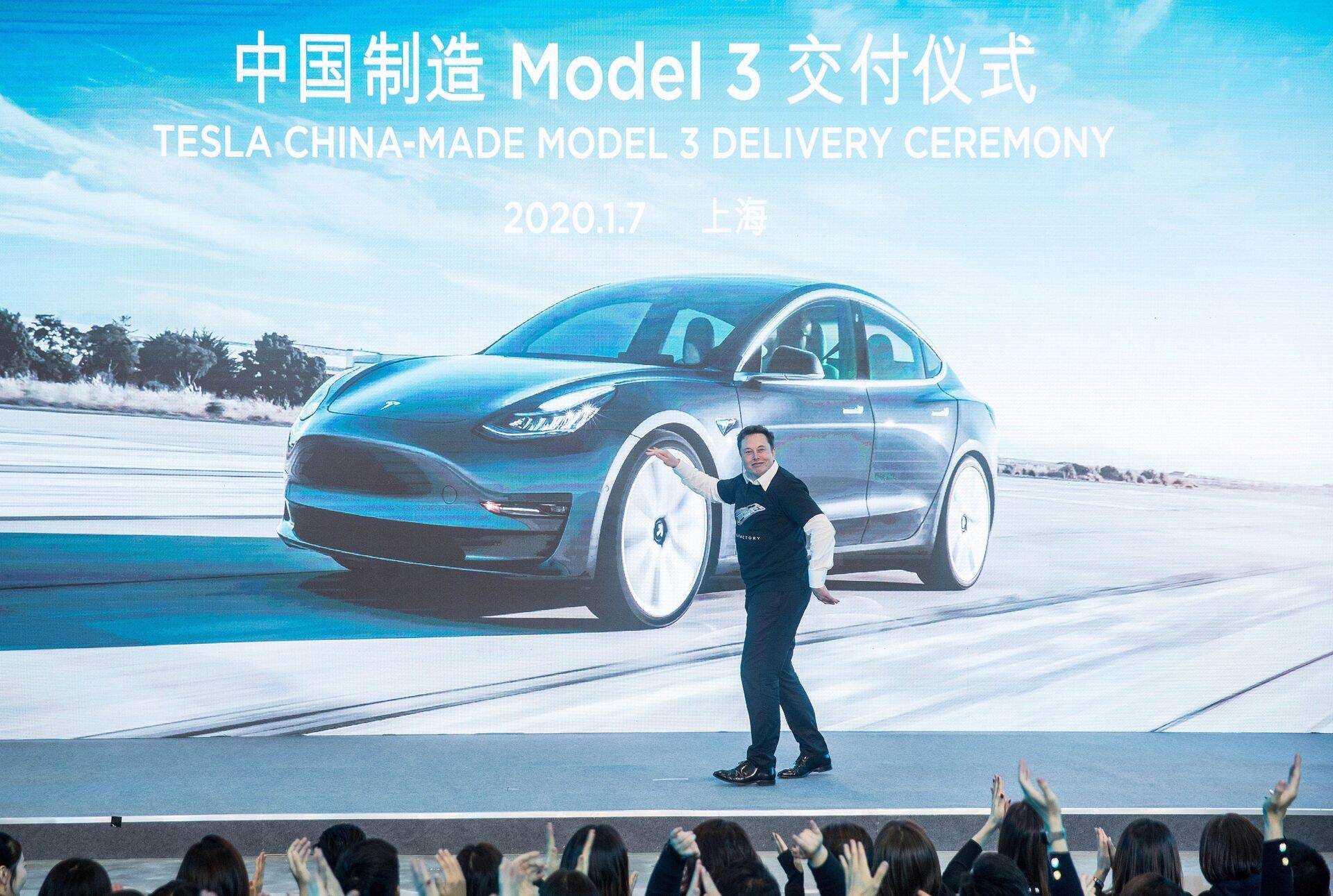 Tesla juht Elon Musk tegi võidutantsu oma uues Shanghais asuvas tehases, kus elektriautode tootja andis üle oma esimesed väljaspool USAd toodetud autod ja kus algatati ka Model Y tootmine.