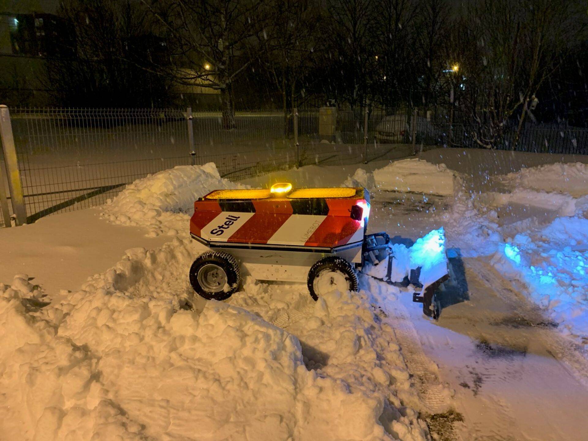 500 kilogrammi kaaluv robot koristab ühe laadimiskorraga kuni 5000 ruutmeetrit.
