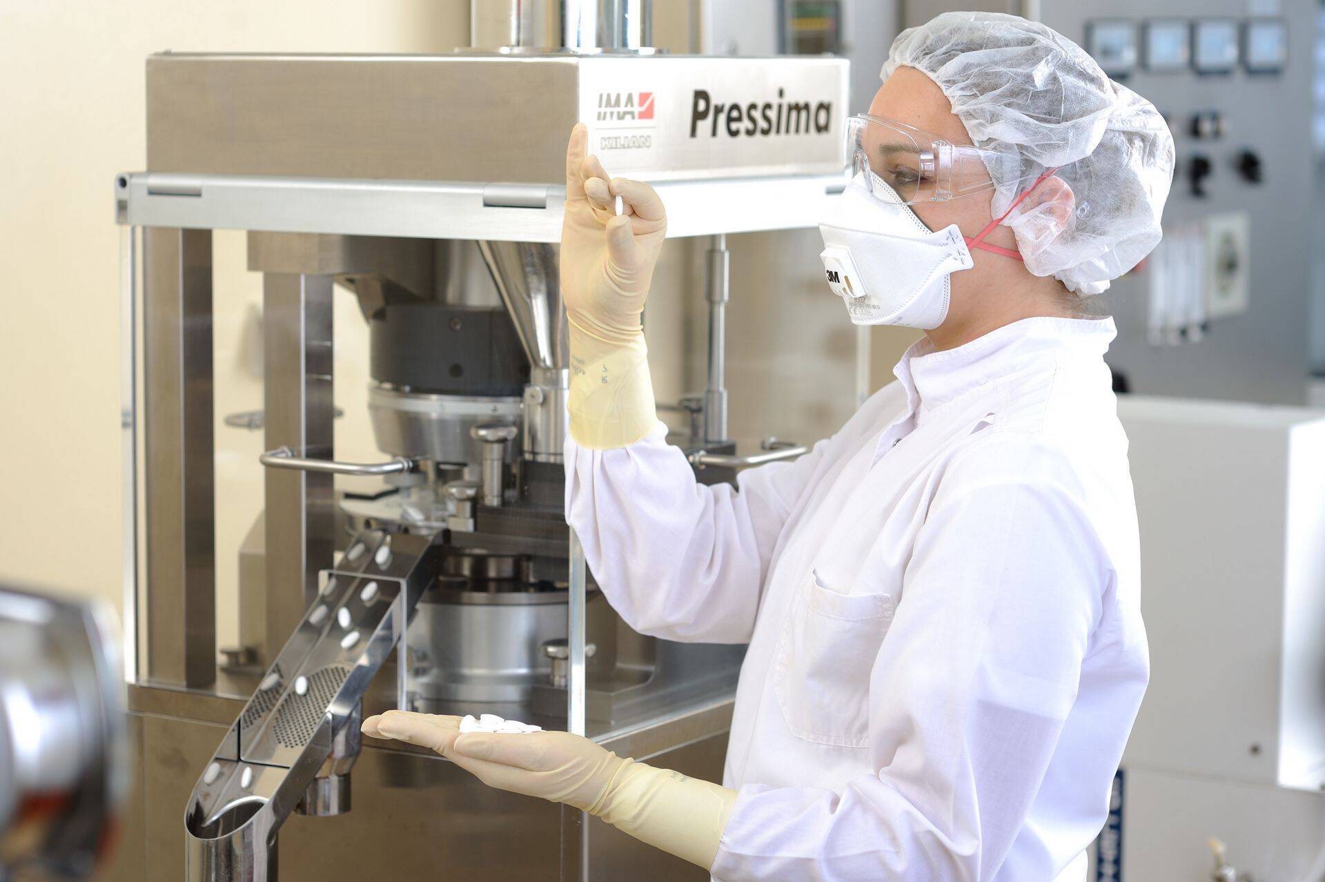 Töötaja Grindeksi laboratooriumis.