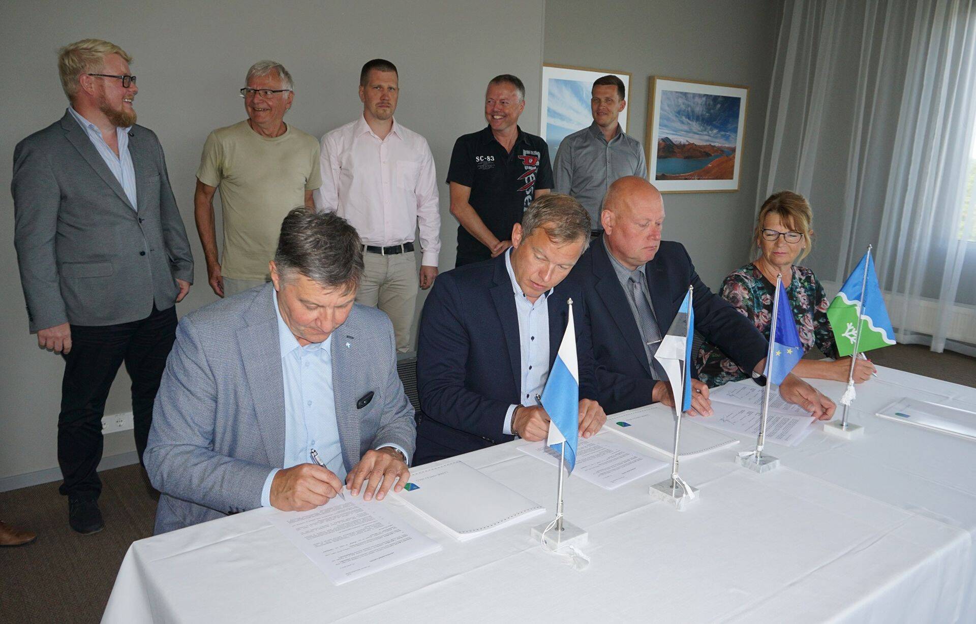 Harku vallavanem Erik Sandla, Lääne-Harju vallavanem Jaanus Saat, AS Lahevesi juhatuse liikmed Aare Kaur ja Riina Karm lepingut allkirjastamas.