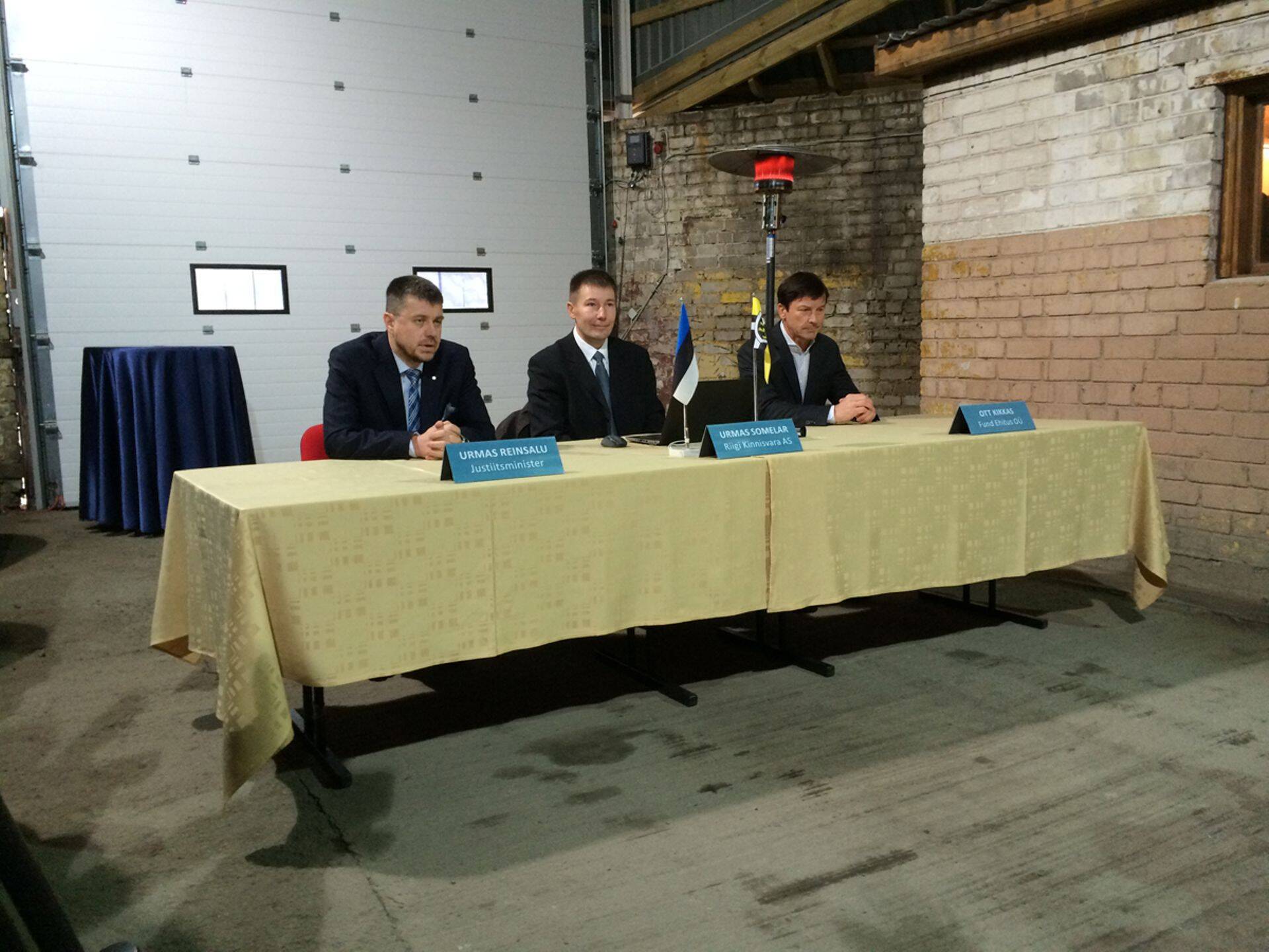 Vasakult justiitsminister Urmas Reinsalu, Riigi Kinnisvara ASi juhatuse esimees Urmas Somelar ja Fund Ehitus OÜ juhatuse esimees Ott Kikkas