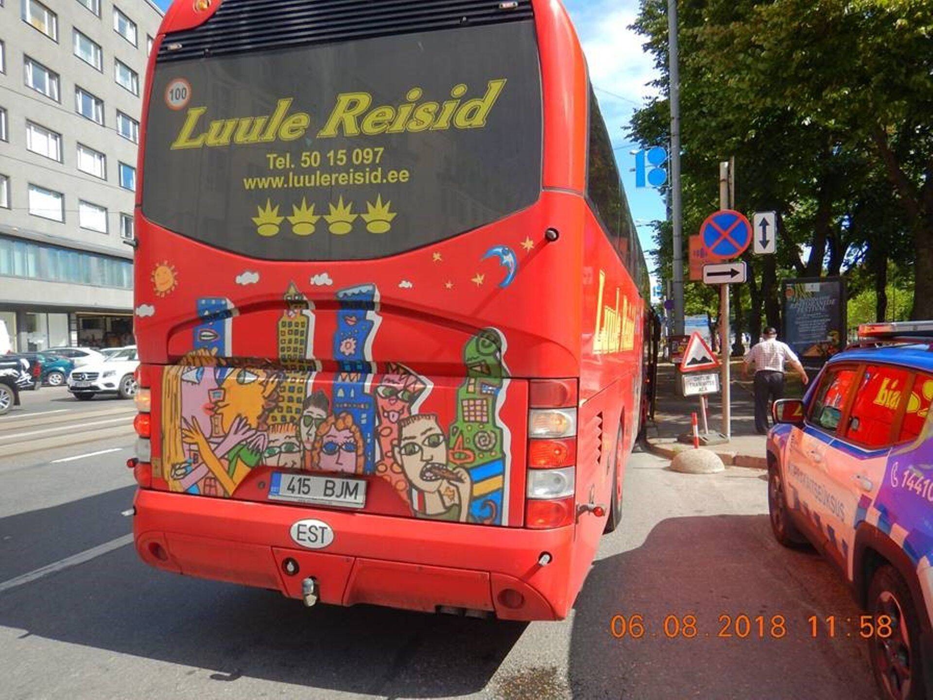 Peatumiskeelu märgi all seisev turismibuss.