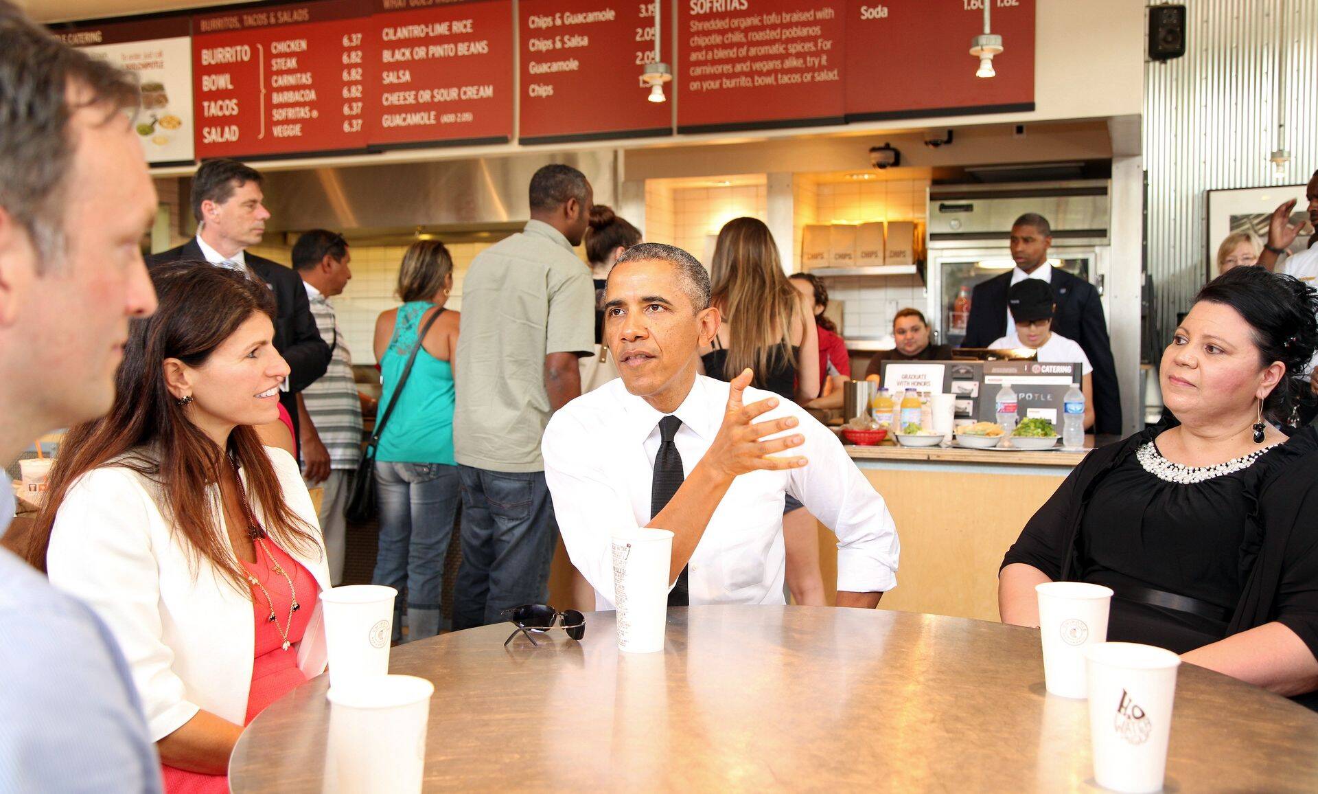 President Obama kohtumas töölisperedega Chipotle restoranis Washingtonis, 23. juunil 2014. aastal