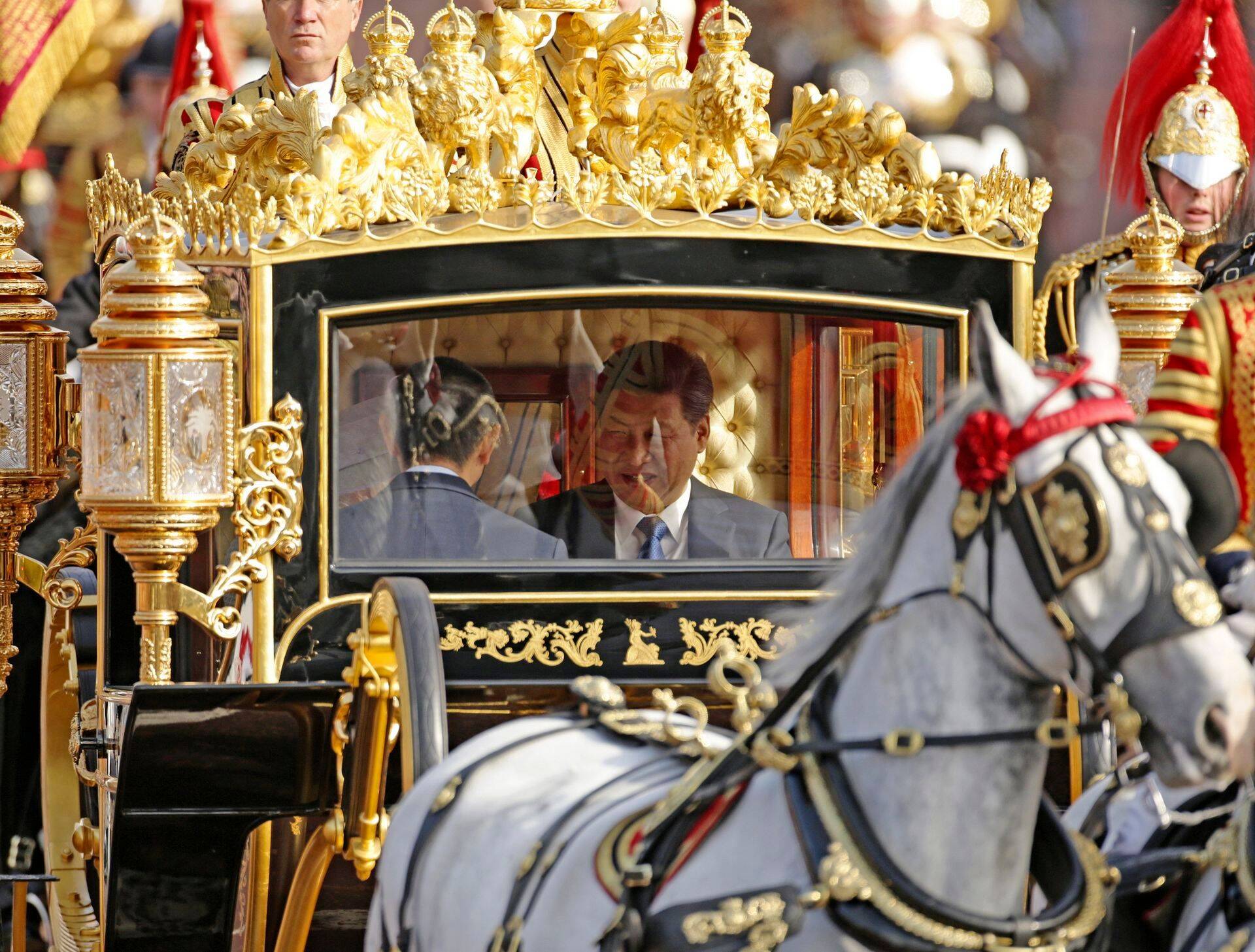 Hiina president Xi Jinping tõllas koos kuninganna Elizabethiga riigivisiidi ajal Suurbritannias