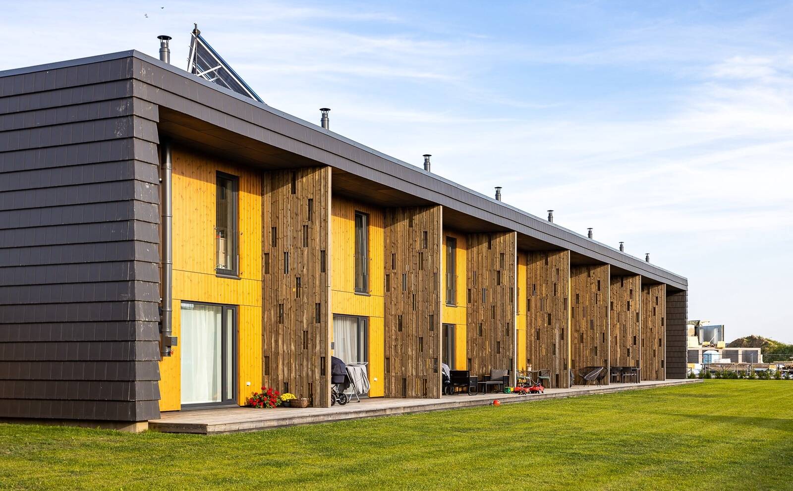 Järvekella elamurajooni kaasaegsed A-energiaklassi ridaelamud pakuvad avarat planeeringut, privaatset aeda ja suurepärast elukeskkonda kogu perele. Lisaks kuuluvad iga ridaelamuboksi juurde ja sisalduvad hinnas mahukas garaažiboks ning parkimiskoht hoovis.