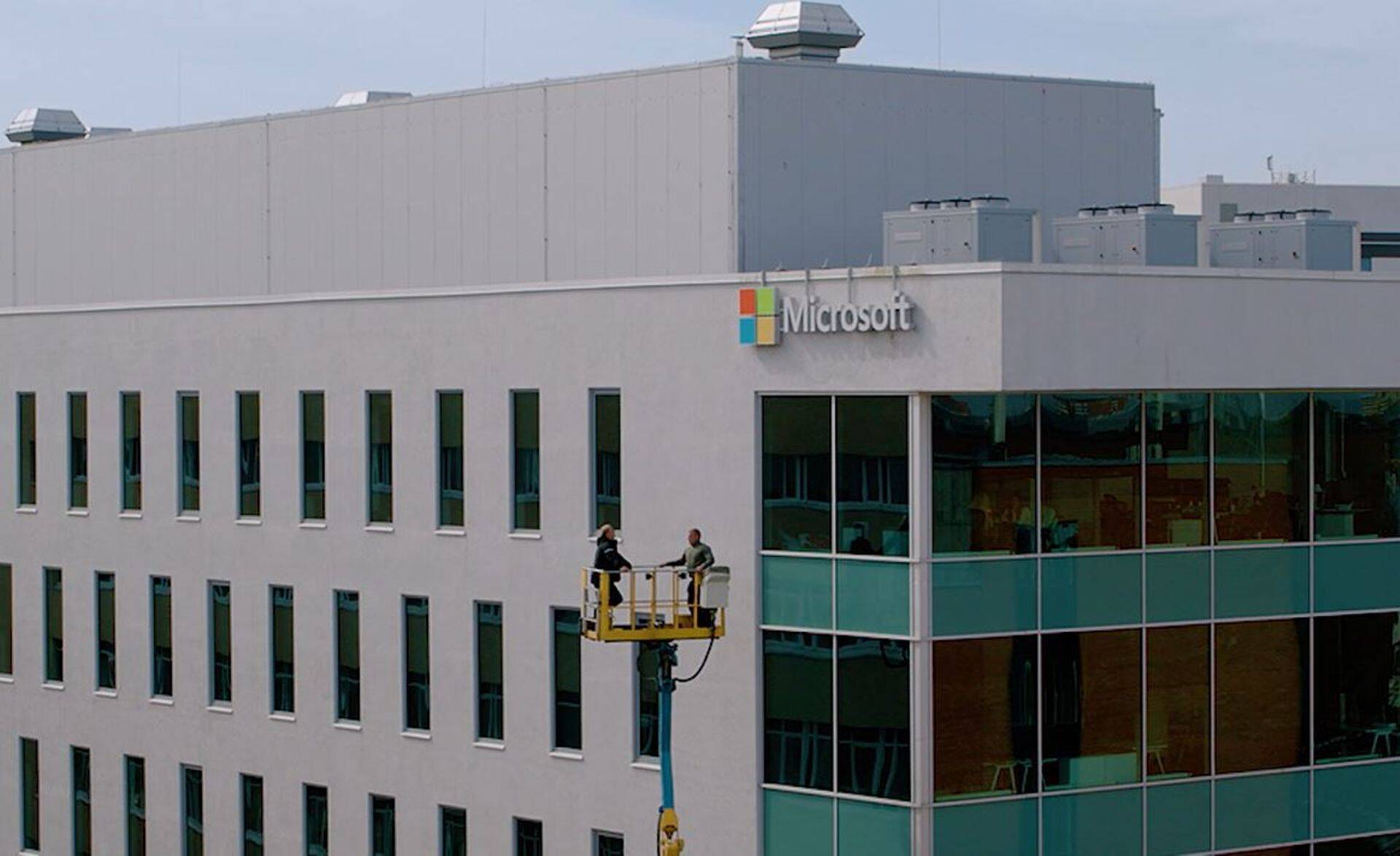 Tallinnas Akadeemia teel asuv kontorihoone sai Microsofti logo.