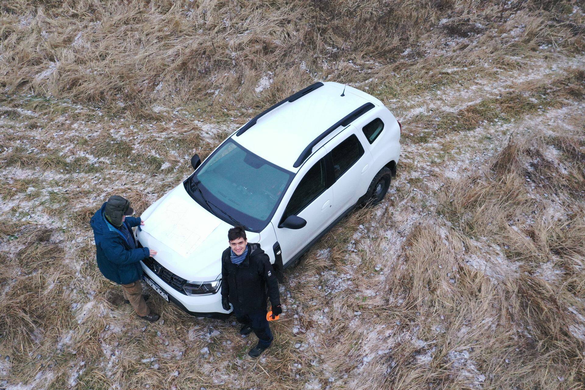 ASi Projekteerimisbüroo Maa ja Vesi hüdrotehnikainsener Laisvunas Petrutis (vasakul) ja juhataja Henri Daniel Ots teevad ettevalmistusi, et uurida drooniga Raplamaal Vändra jõe ääres RMK metsakuivendusobjekti