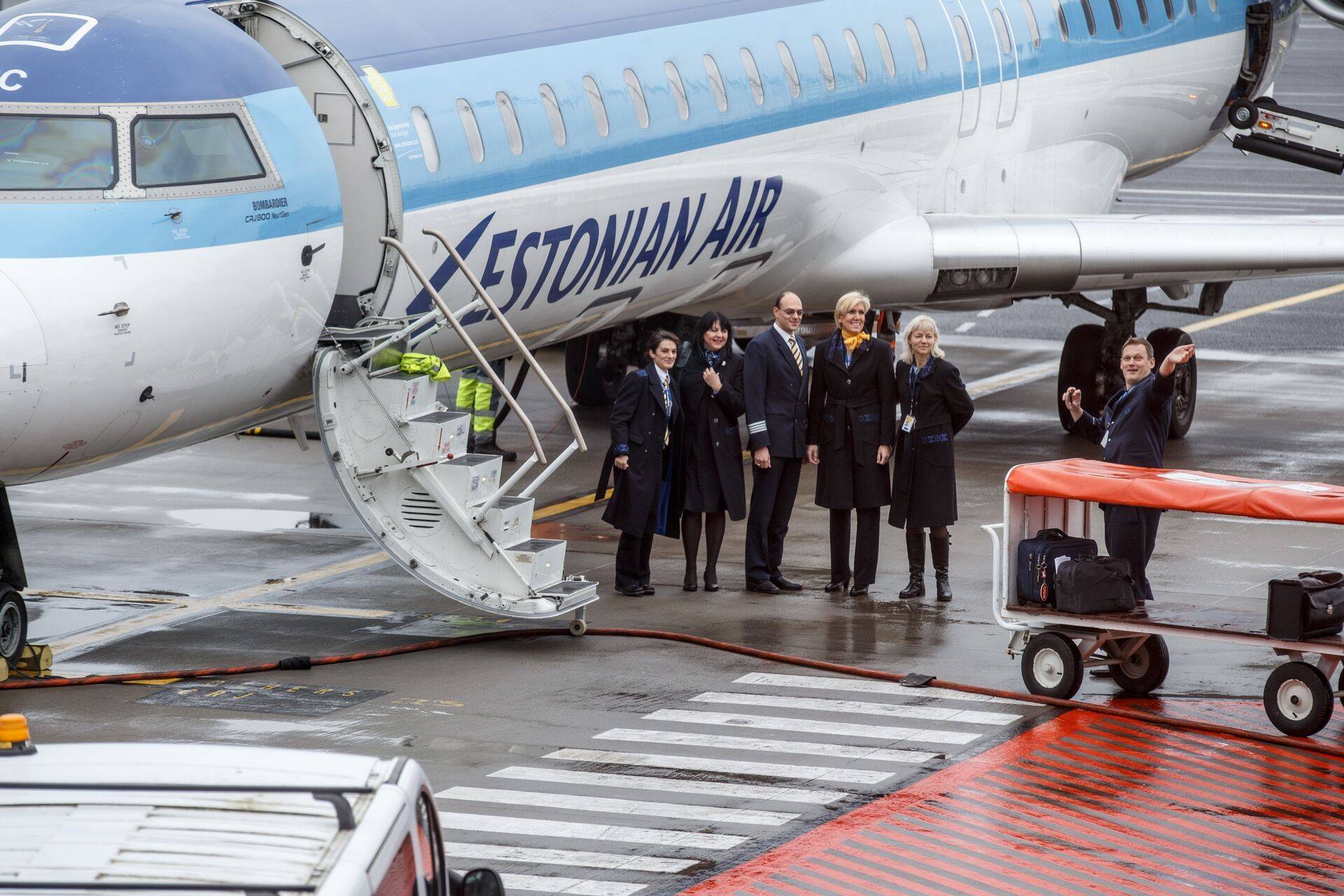 Estonian Airi viimase lennu meeskond poseerib lennuki ees.