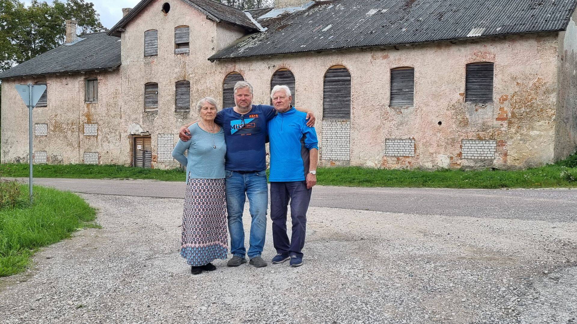Heiki Hallik (keskel) koos ema Anne ja isa Toivoga. Porkuni mõisa viinaköök kuulub Toivo Hallikule.