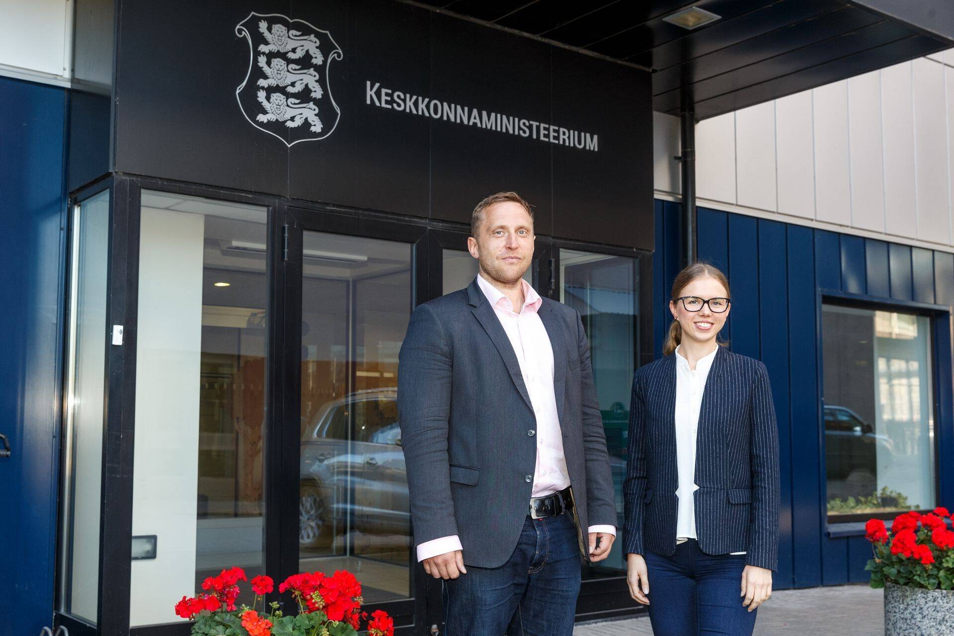 Keskkonaministeeriumi asekantsler Meelis Münt ja nõunik Johanna-Maria Siilak, kes tegeleb igapäevaselt heitmekaubanduse süsteemiga.