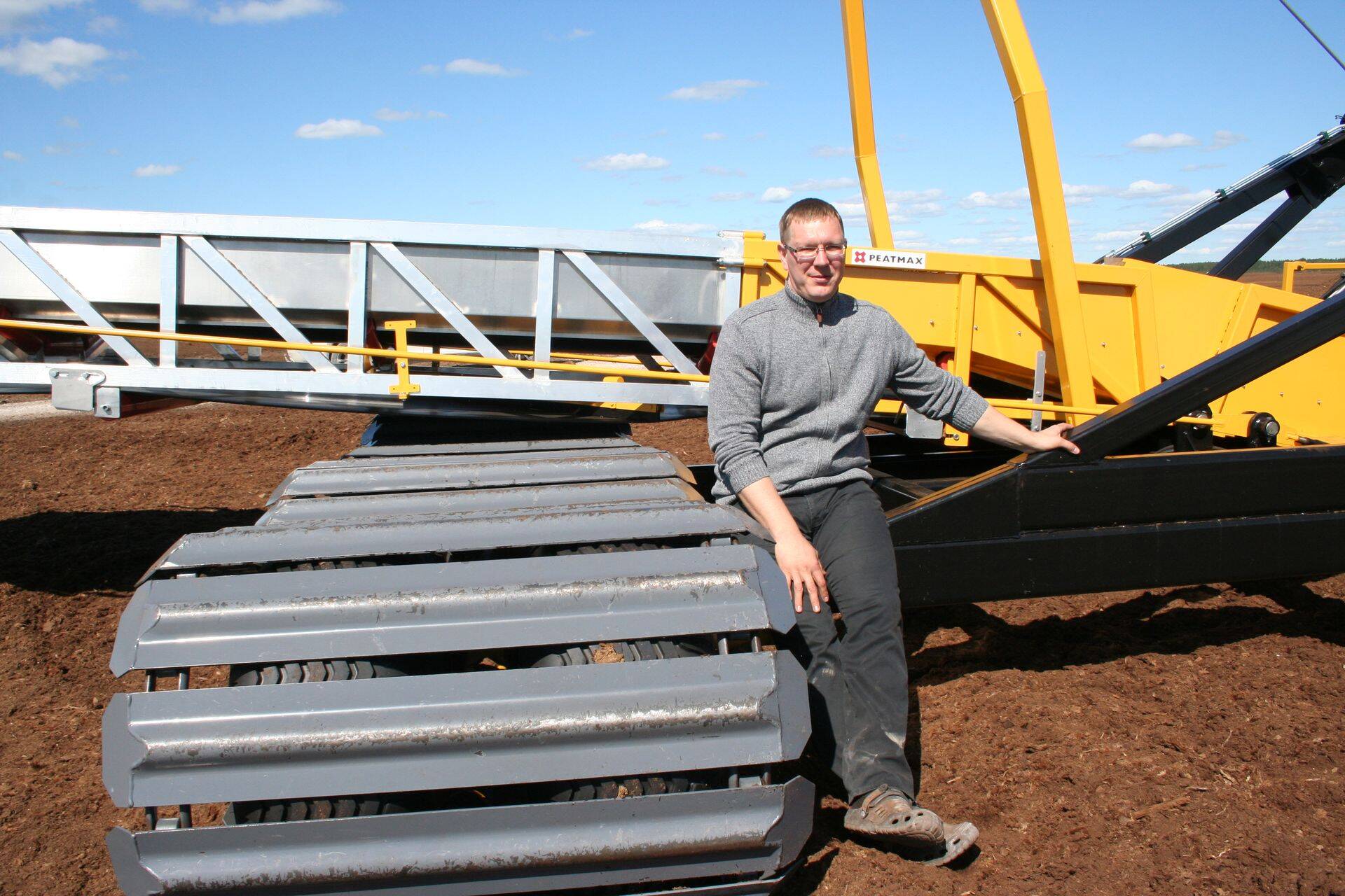 OÜ Skywind omanik ja juht Erlend Kotkas turbaväljale toodud tootmisseadme juures.