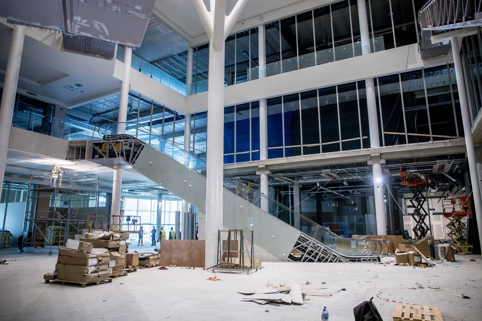 T1 Mall of Tallinn kaubanduskeskus peaks uksed avama oktoobri lõpus. Tegemist on esimese suure kaubanduskeskusega, mille ehituse rahastamisel on kõrvale jäänud kohalikud kommertspangad.