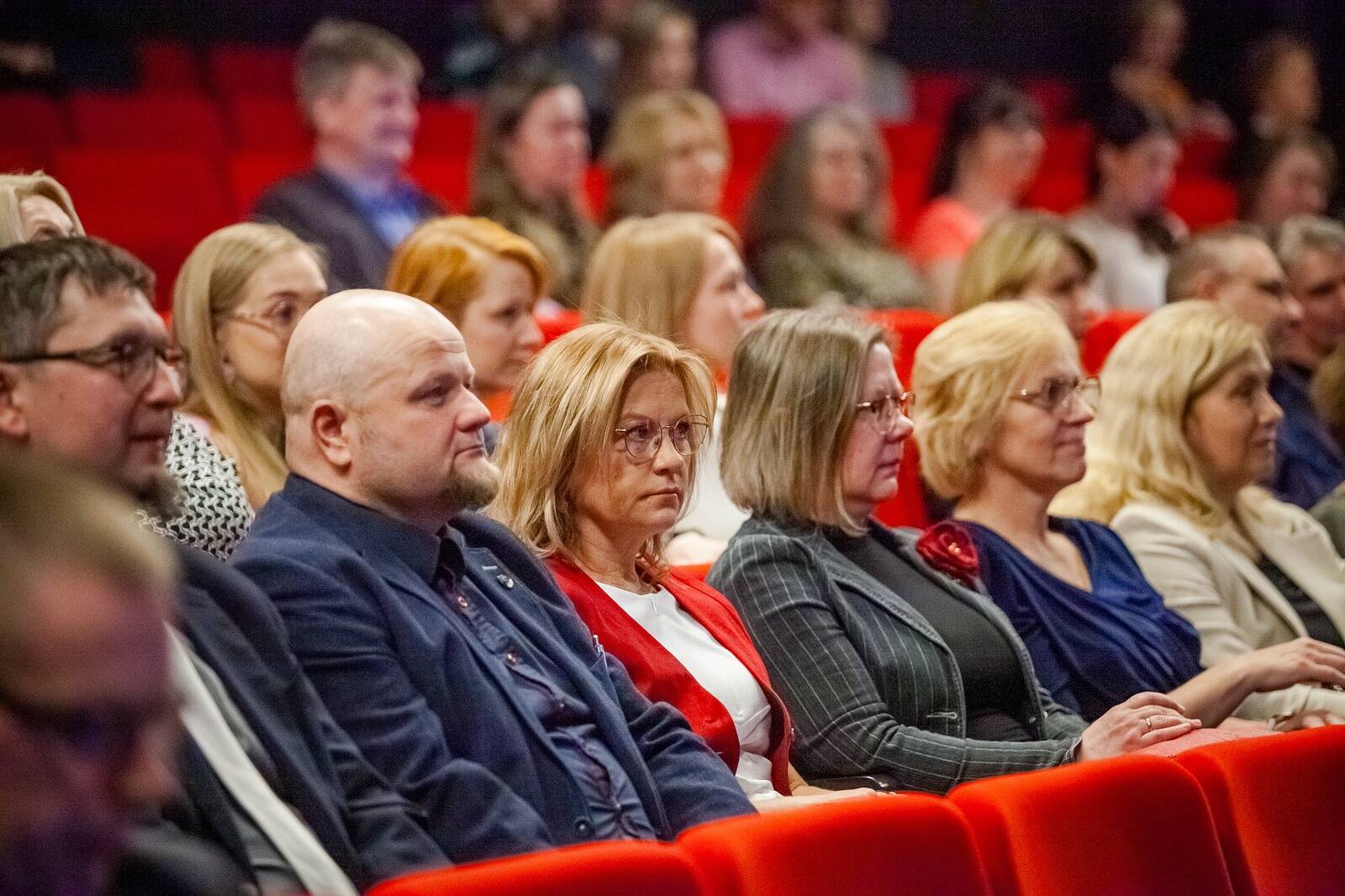 Ristiku tänaval asuva Pärnu haigla 20. aastapäevale pühendatud pidulik konverents Endla teatris.