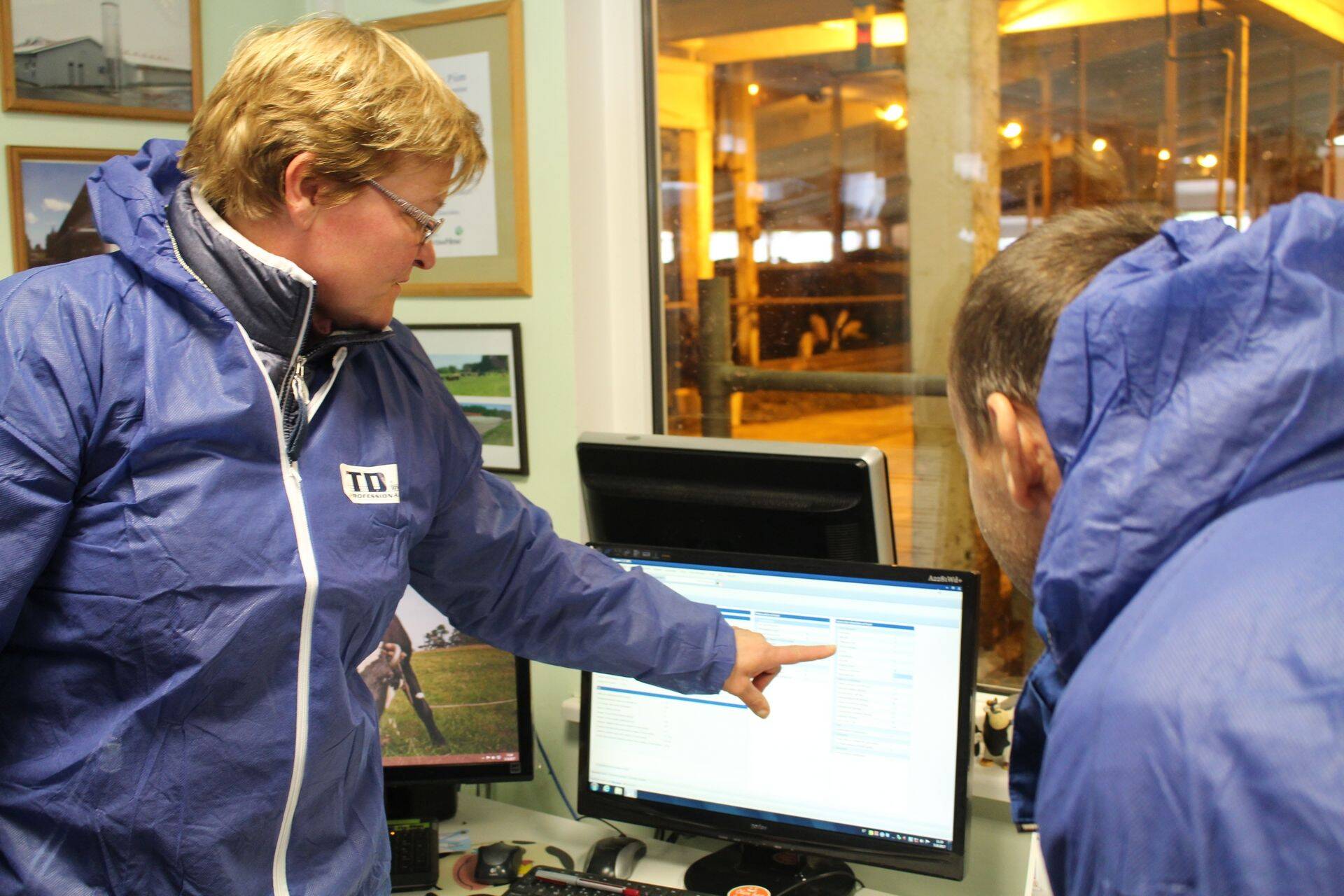 Helin Õkva DeLavali analüüsisüsteemi Herd Navigator tööpõhimõtteid selgitamas.