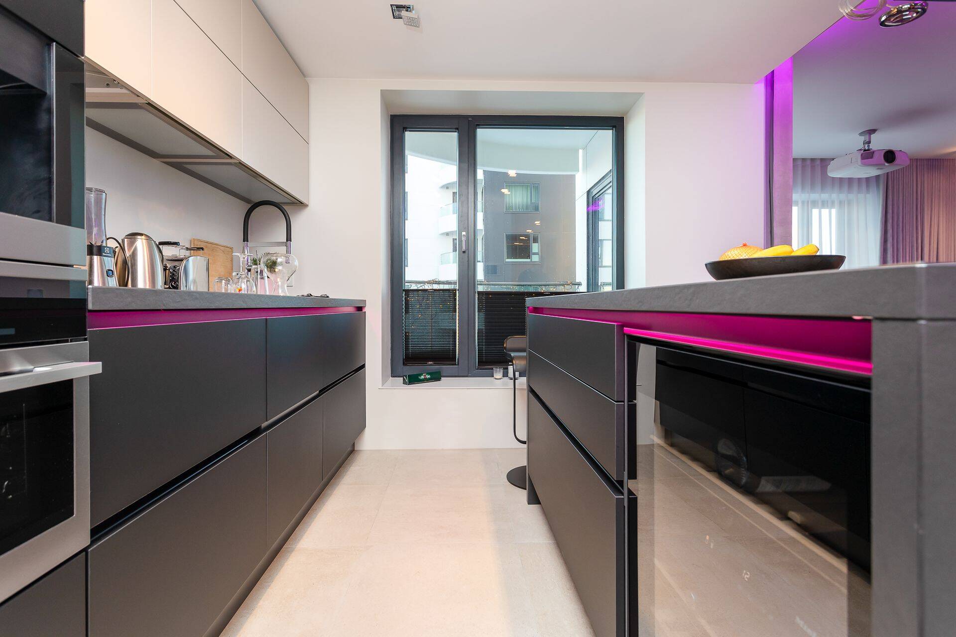 Köögis on töötasapinda integreeritud puutetundlik juhtpaneel, millel on 5 puutetundlikku tsooni, mille abil saab reguleerida näiteks valgust, muusikat või avada fonoluku.