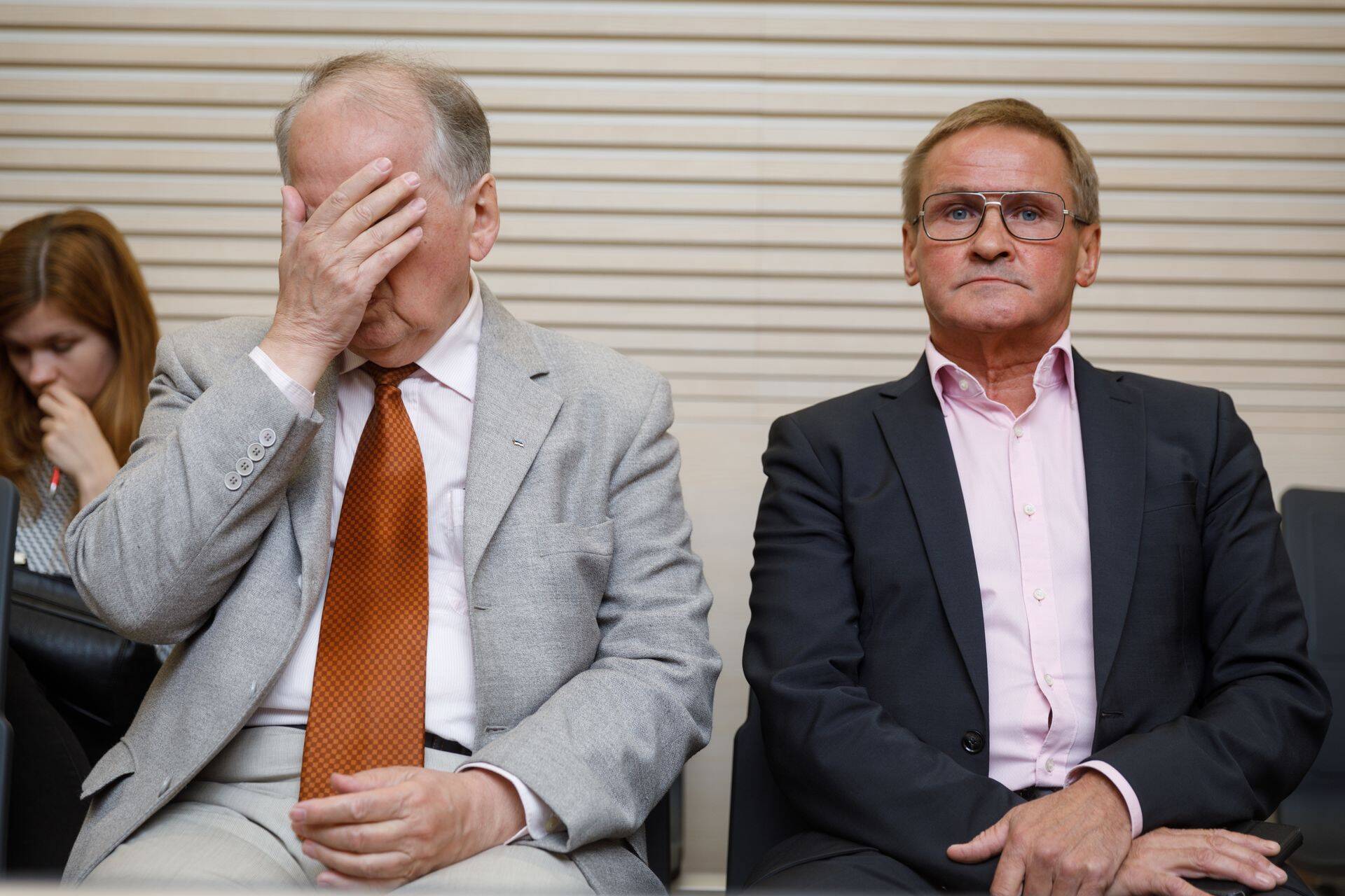 Riigikogu liige Enn Eesmaa ja riigihalduse minister Jaak Aab (paremal) keskerakonna kohtuprotsessil.