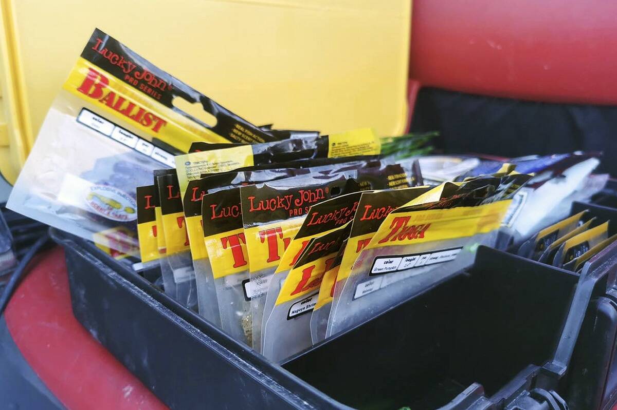 Ahvena jigipüügil on võimalik kasutada erinevas suuruses ja värvingus võdikuid.