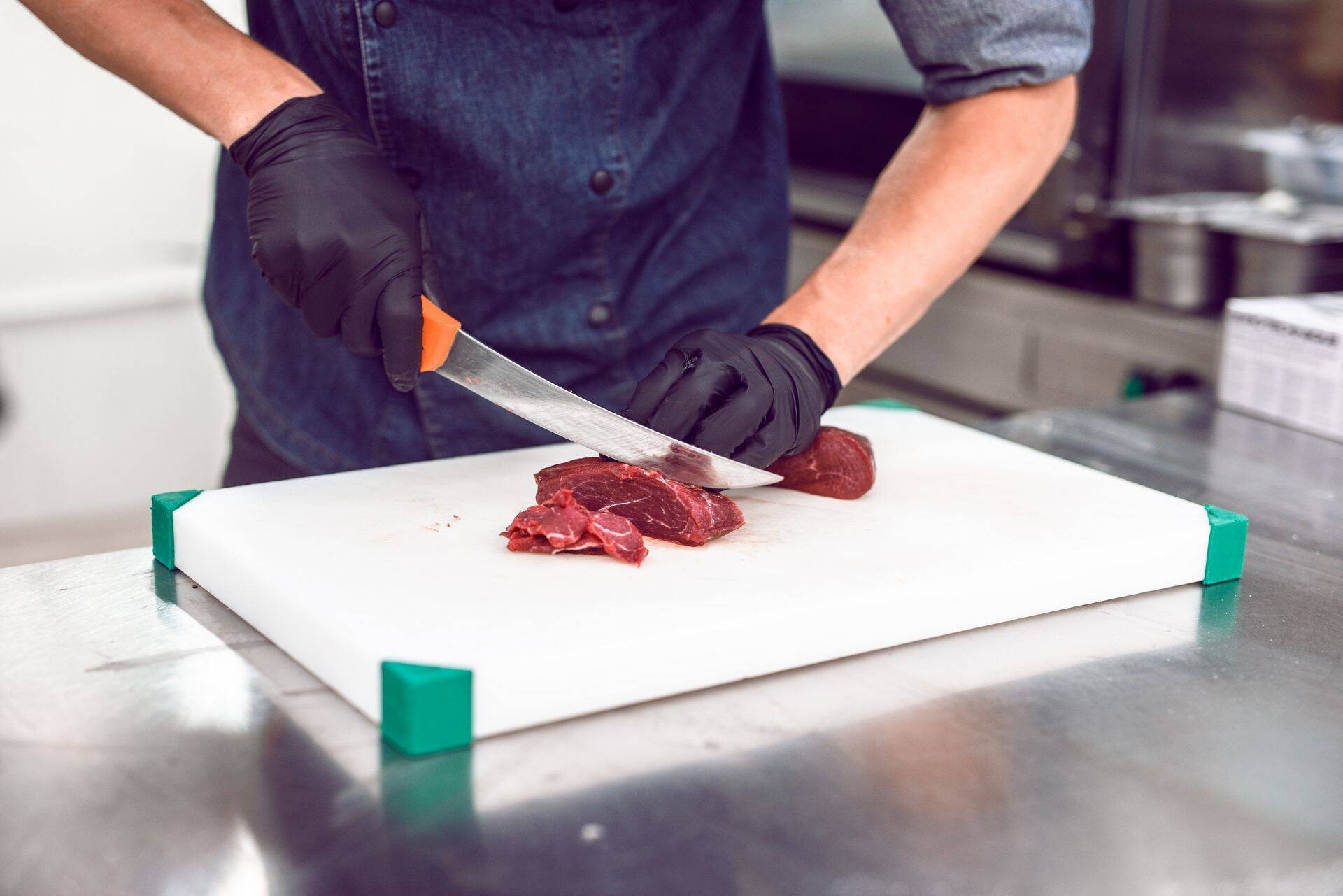 Vitriinist valitud lihakäntsakast lõikab teenindaja kliendi silme all paraja viilu, kaalub ära ja saadab kööki kokale.