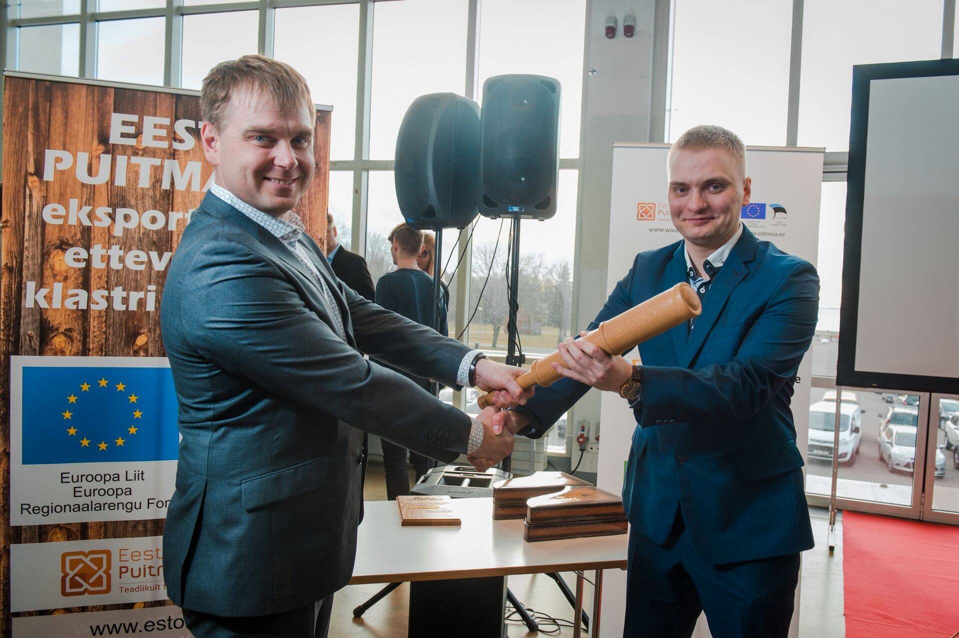 Sven Mats andis juhatuse esimehe ameti üle Kaarel Värile.