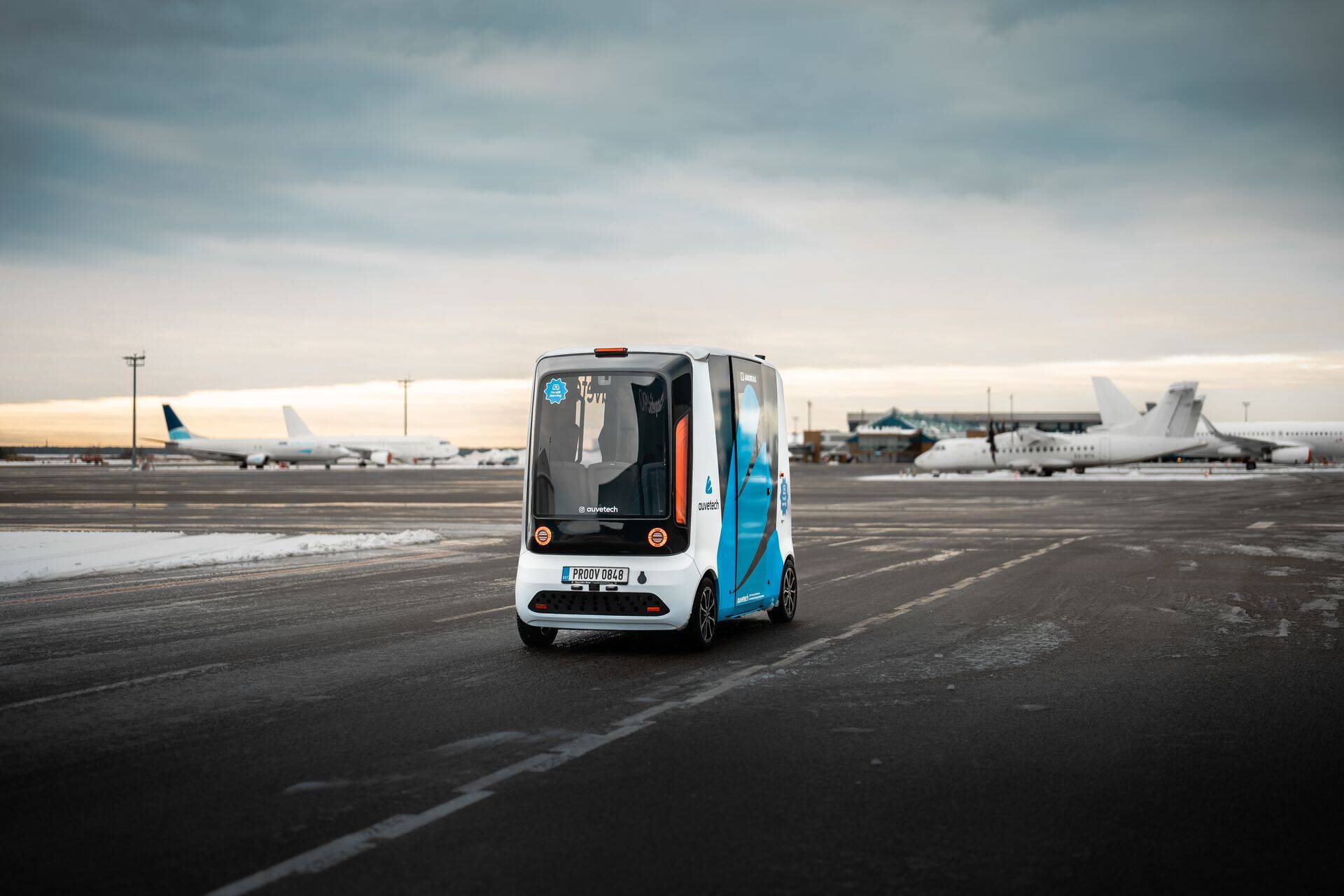 Lennujaamas liiklemine nõuab isejuhtivalt sõidukilt mitmete reeglite järgimist ja annab arendajatel hea võimaluse tehnoloogiat täiustada.