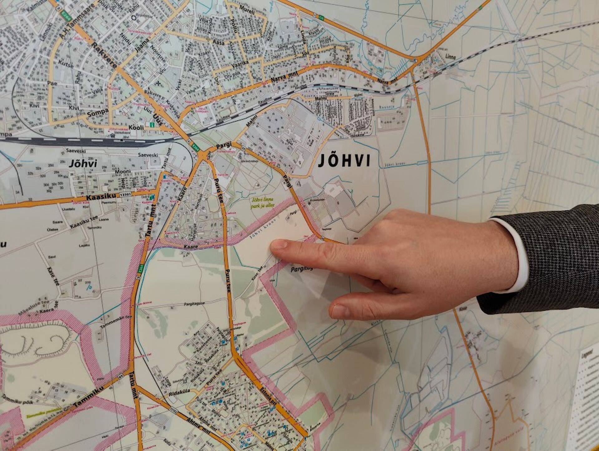 Планы строительства жилья в этом месте есть и у властей Йыхви, и у властей Кохтла-Ярве. Поле относится к Ахтмеской части Кохтла-Ярве, но через 600 метров, на территории Йыхви – большой торговый центр Парги и Йыхвиская филармония.