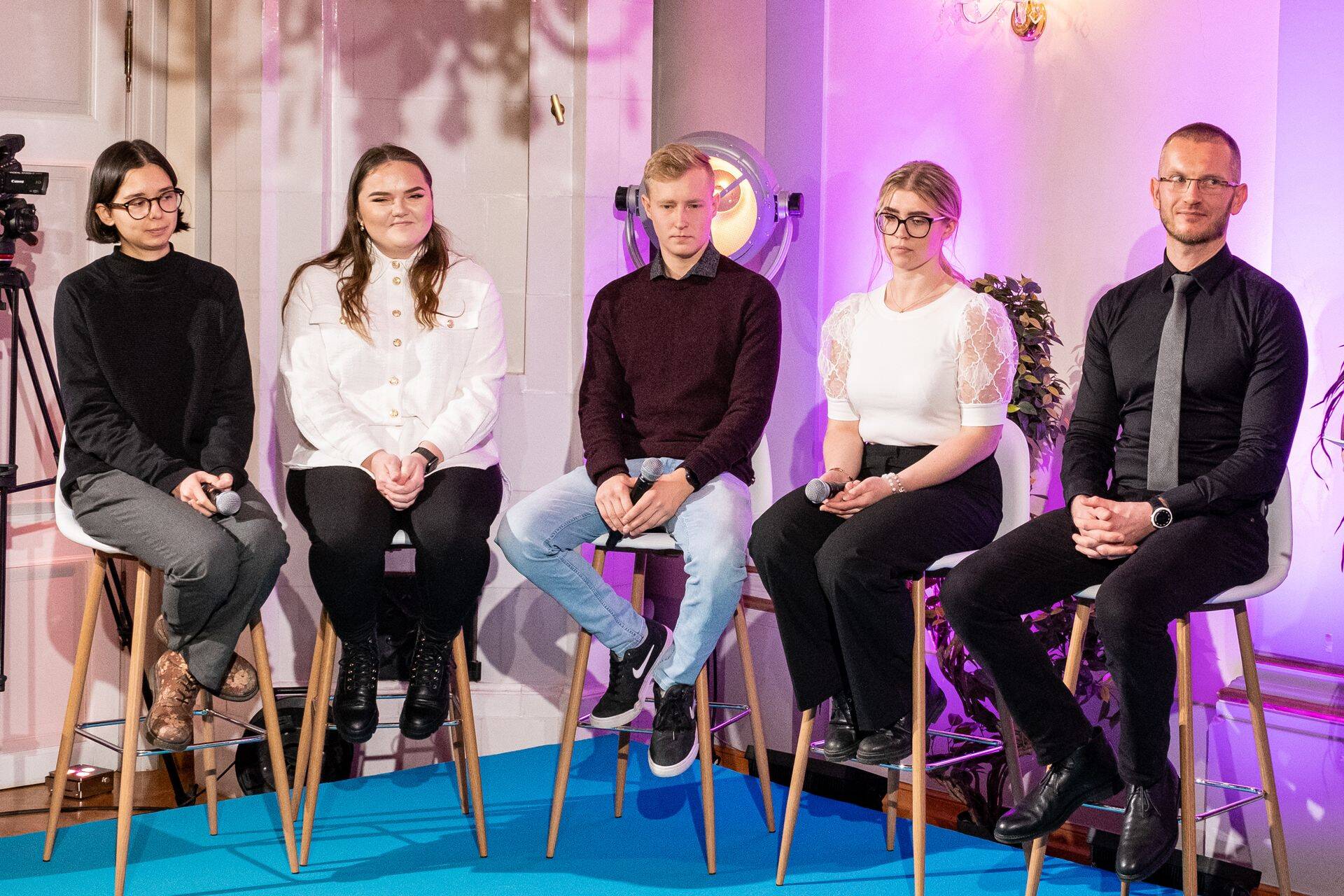 Fotol möödunud aasta konkursi võitjad (vasakult): Amina Alimbekova (parim praktikant välistudengite kategoorias), Piret Buldas (parim praktikant kutsehariduse kategoorias), Rauno Sepp (parim praktikant kõrghariduse kategoorias), Kaisa Mumma (parim praktikant kõrghariduse kategoorias) ja Martin Paberit (Praktik Cum Laude 2021 publiku lemmik). Fotolt puudub õpipoisi kategooria võitja Anatoli Smorodin.