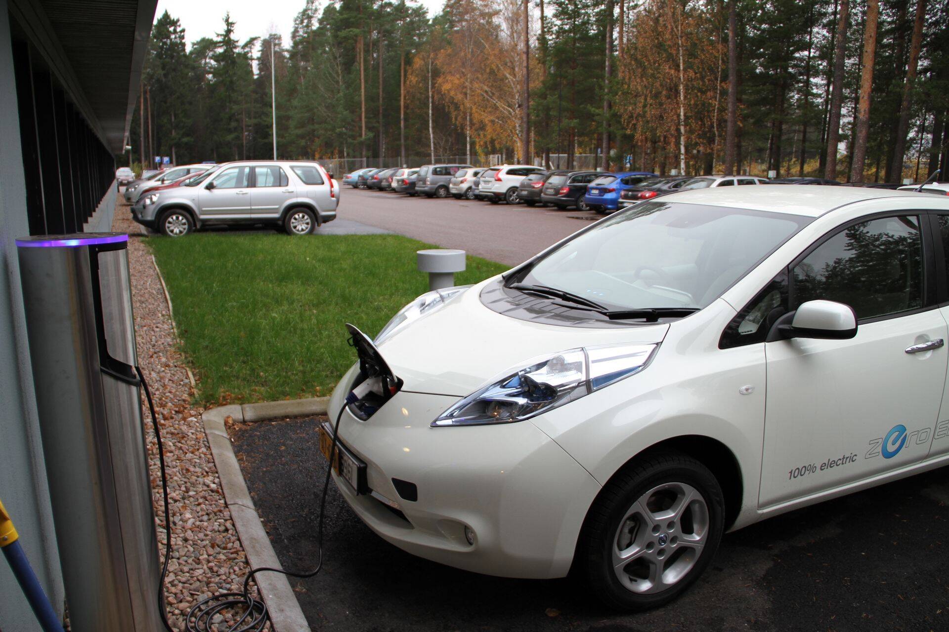 Nissan Leaf laadimas