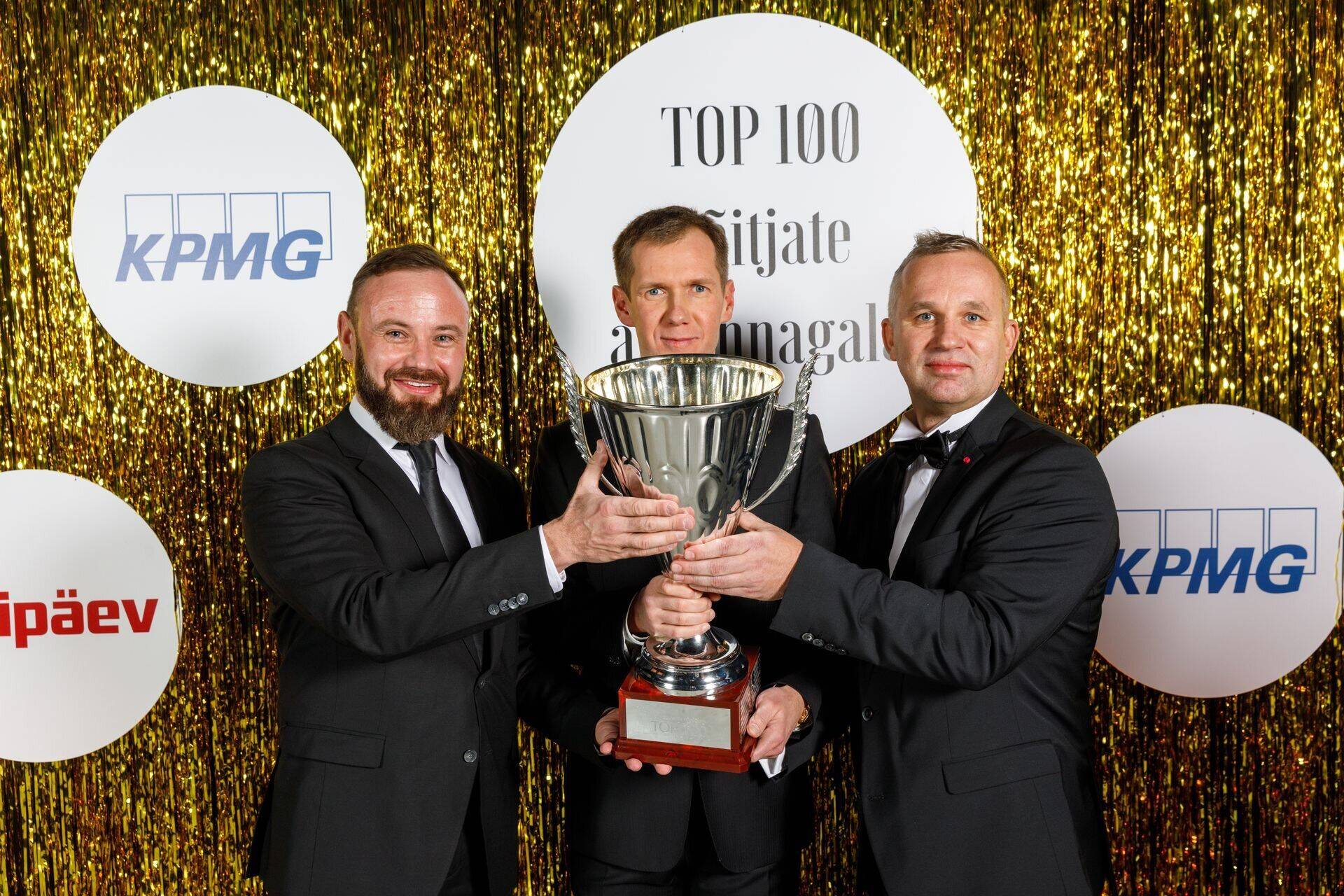 Eelmise aasta tunnustusüritusel võtsid karika vastu TOP 100 edetabeli 3.–4. kohta jaganud NPM Silmeti juhatuse liige Andrei Katsuba (vasakul) ja Cleveroni juht Arno Kütt (paremal). Keskel on eelmise aasta võitja, LTH-Baasi juht Anton Maljugin. Kes võidavad sel aastal, saab teada kell 18 algavast otseülekandest.