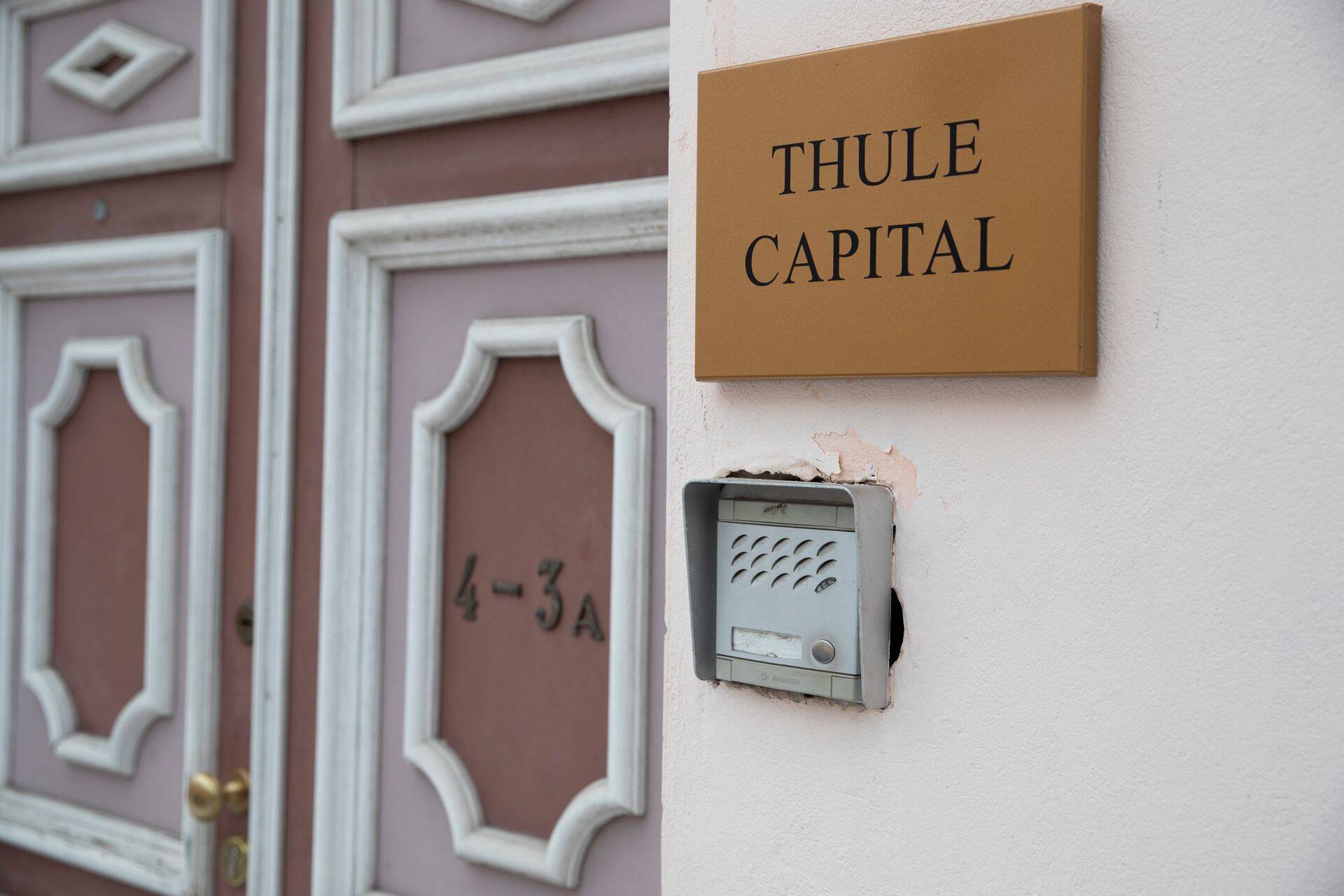 Kui Investoriteliit tegutses pikka aega Tallinnas Maakri tornis asuvas suursuguses kontoris, kus saabujaid tervitas 3D-prinditud kuldne börsipull, siis Thule Capital on end sisse seadnud Tallinna vanalinna, Toom-Rüütli tänavale. Kinnistusraamatu põhjal on nende ruumide omanik praegune riigikogulane ja endine olümpiavõitja Kristina Šmigun-Vähi. Kunagine tippsportlane ütles selgituseks, et Thule Capital on tõesti selles majas üürnik ja märkis, et ukse kõrval on olemas ka ettevõtte silt.