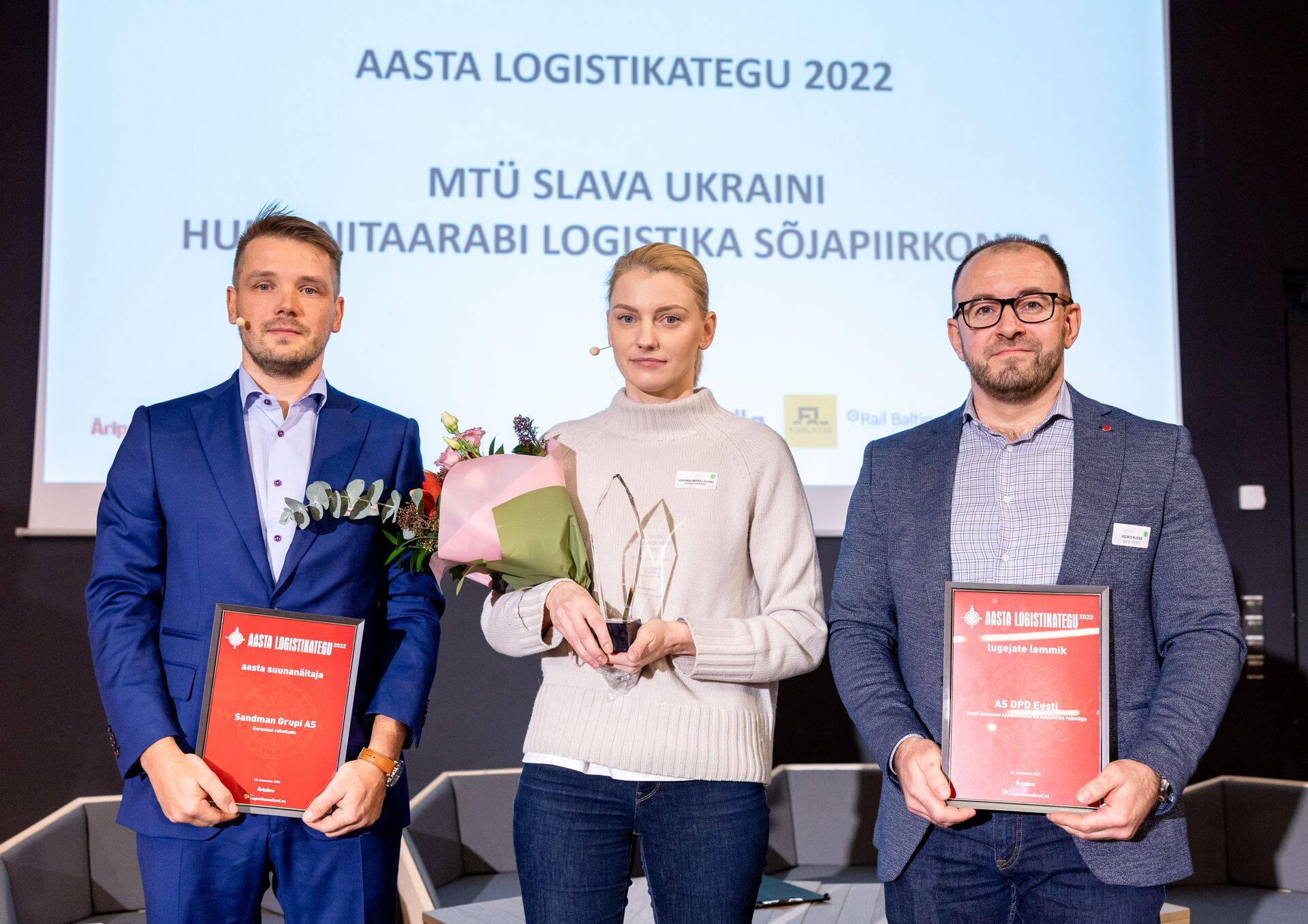 Pildil vasakult: Rivo Reinson, Sandmani Grupi logistikadirektor, Johanna-Maria Lehtme,MTÜ Slava Ukraini asutaja ja tegevjuht ning Remo Kirss, DPD Eesti tegevjuht.