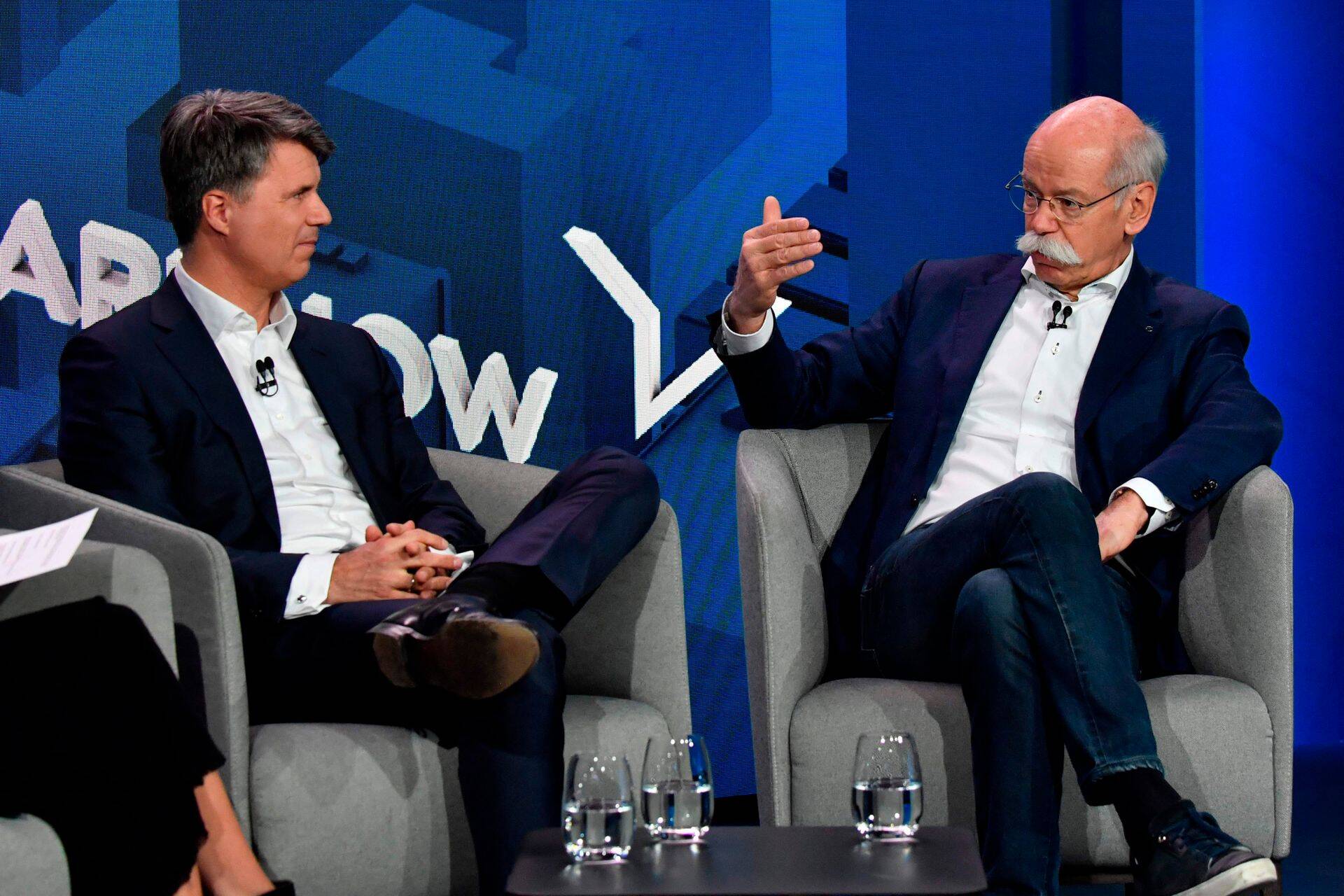 Daimleri tegevjuht Dieter Zetsche (paremal) ja BMW tegevjuht Harald Krüger (vasakul) tutvustavad autode jagamisteenuse äride liitmist 22. veebruaril 2019. aastal Berliinis.