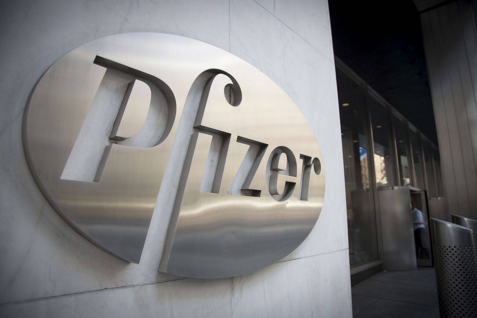 Ravimifirma Pfizer on koroonavaktsiinilt korralikult teeninud, veelgi suuremate tootjate portfellis on koroonavaktsiin aga vaid üks tablett karbis.