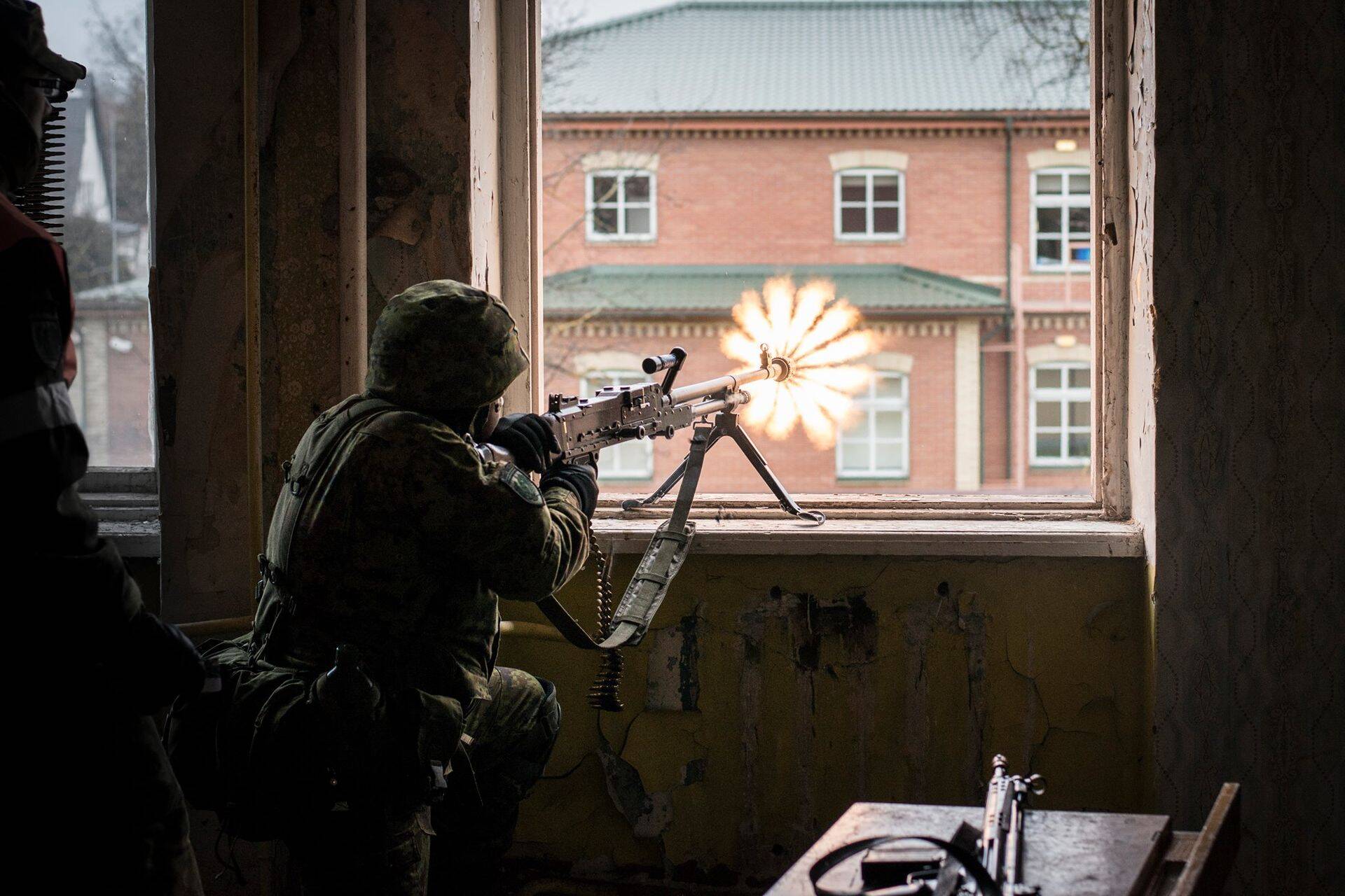 Kaitseliitlaste arv ärevatel aegadel kasvab, koos sellega ka varustuse ja relvade müük.