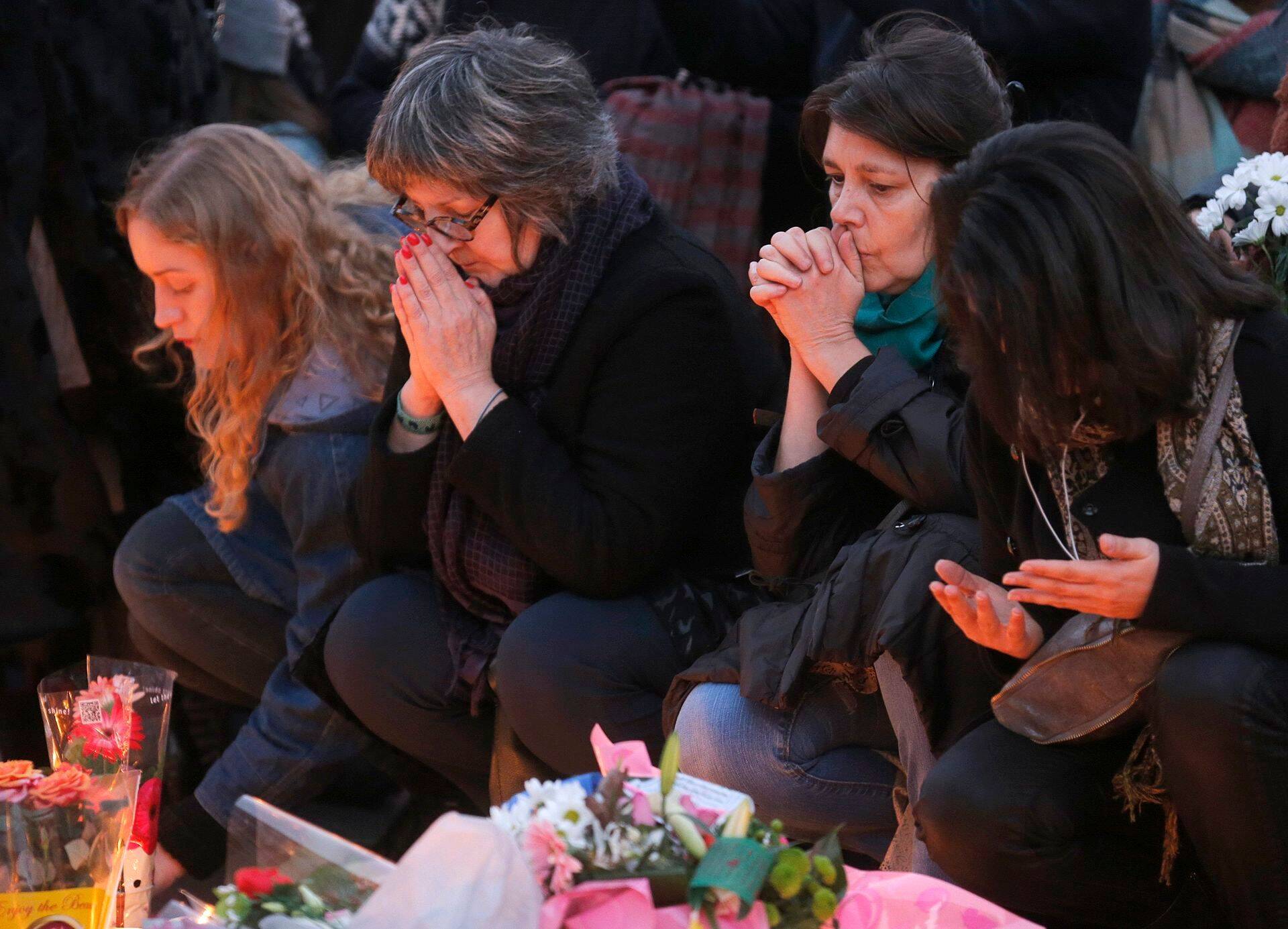 Leinajad Pariisis ühe rünnakukoha lähistel.