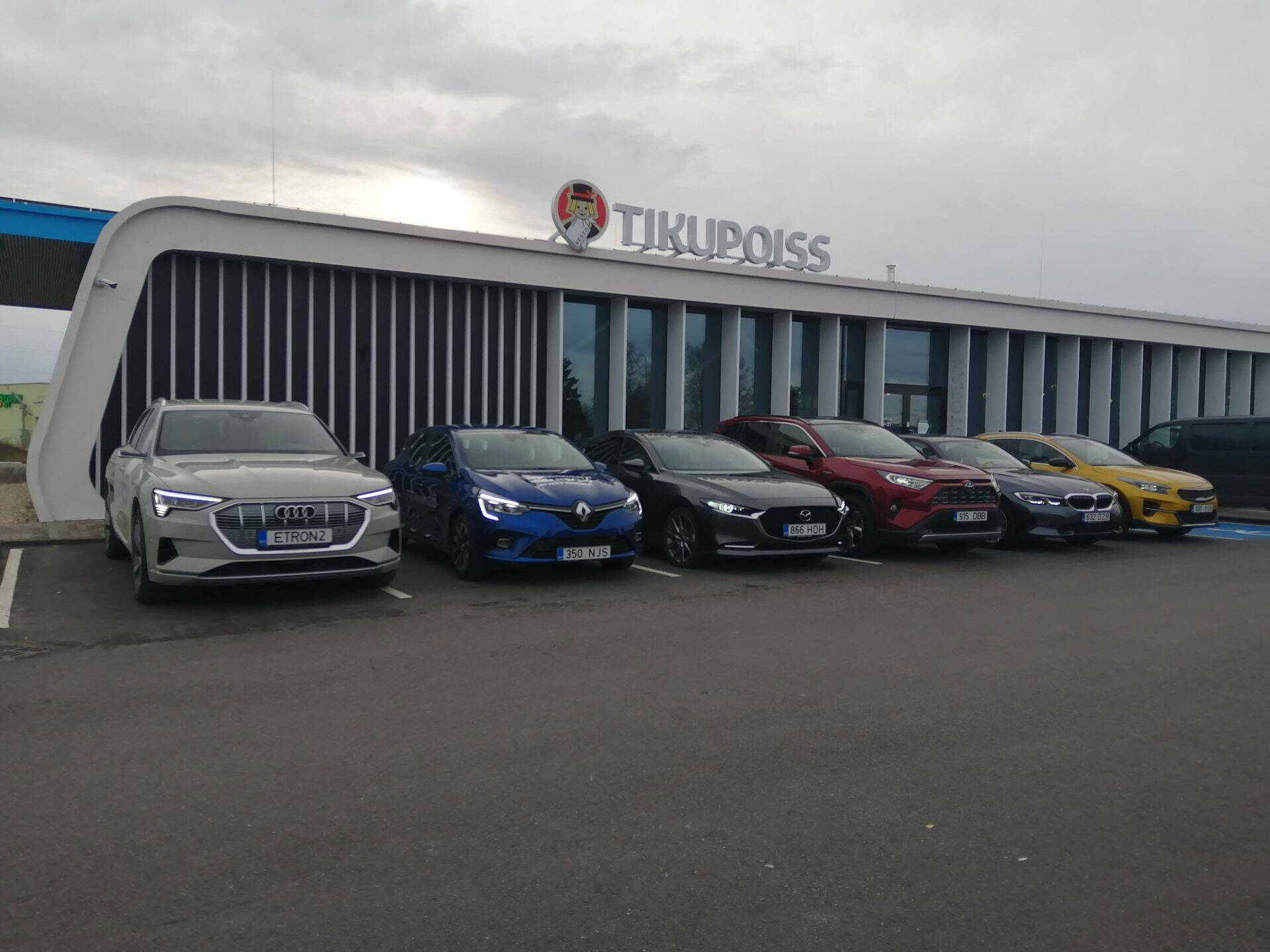 Aasta auto finalistid žüriiliikmete testisõidul.