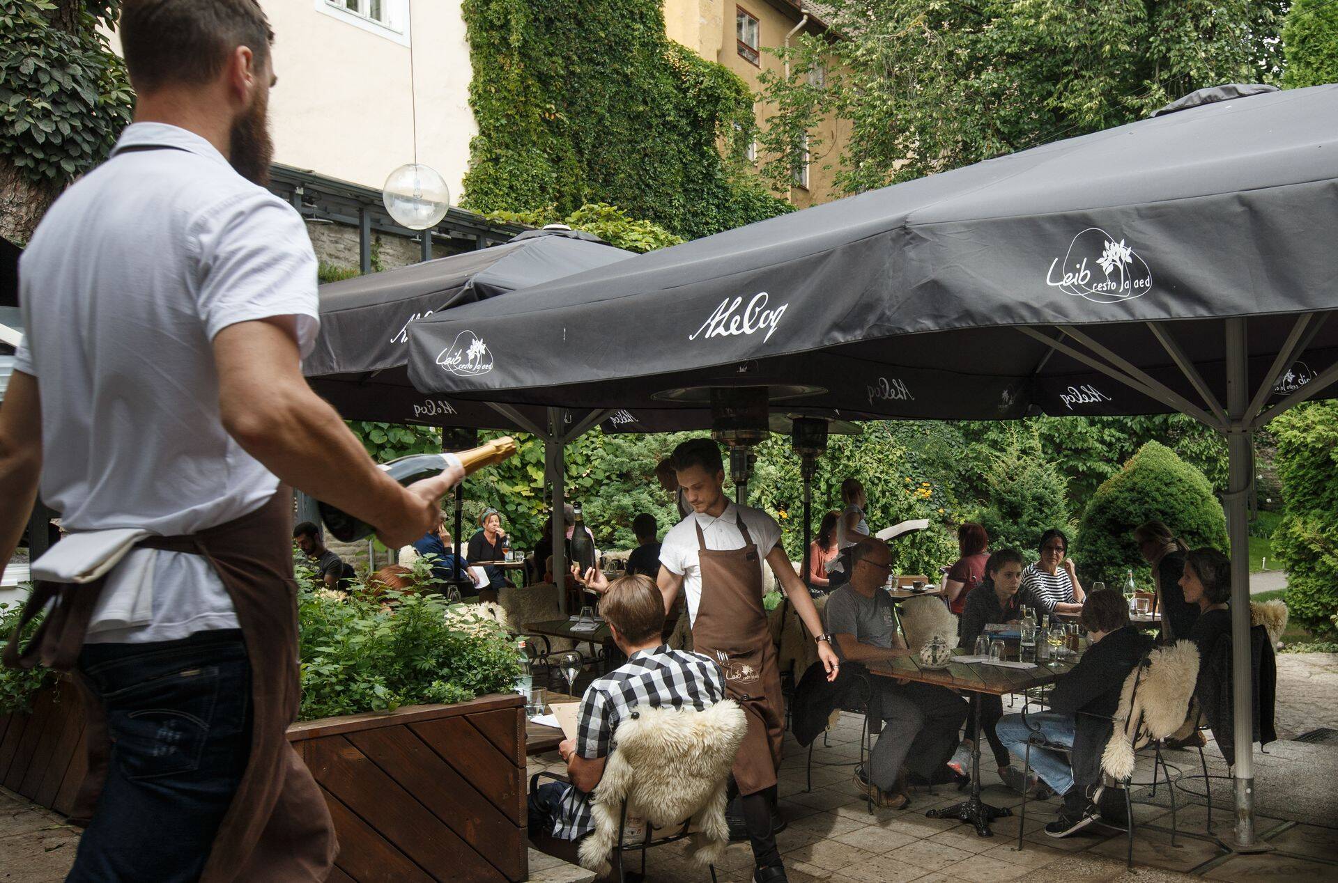 Ettekandjad liiguvad restoranis Leib Resto ja Aed prantslasliku kiirusega.