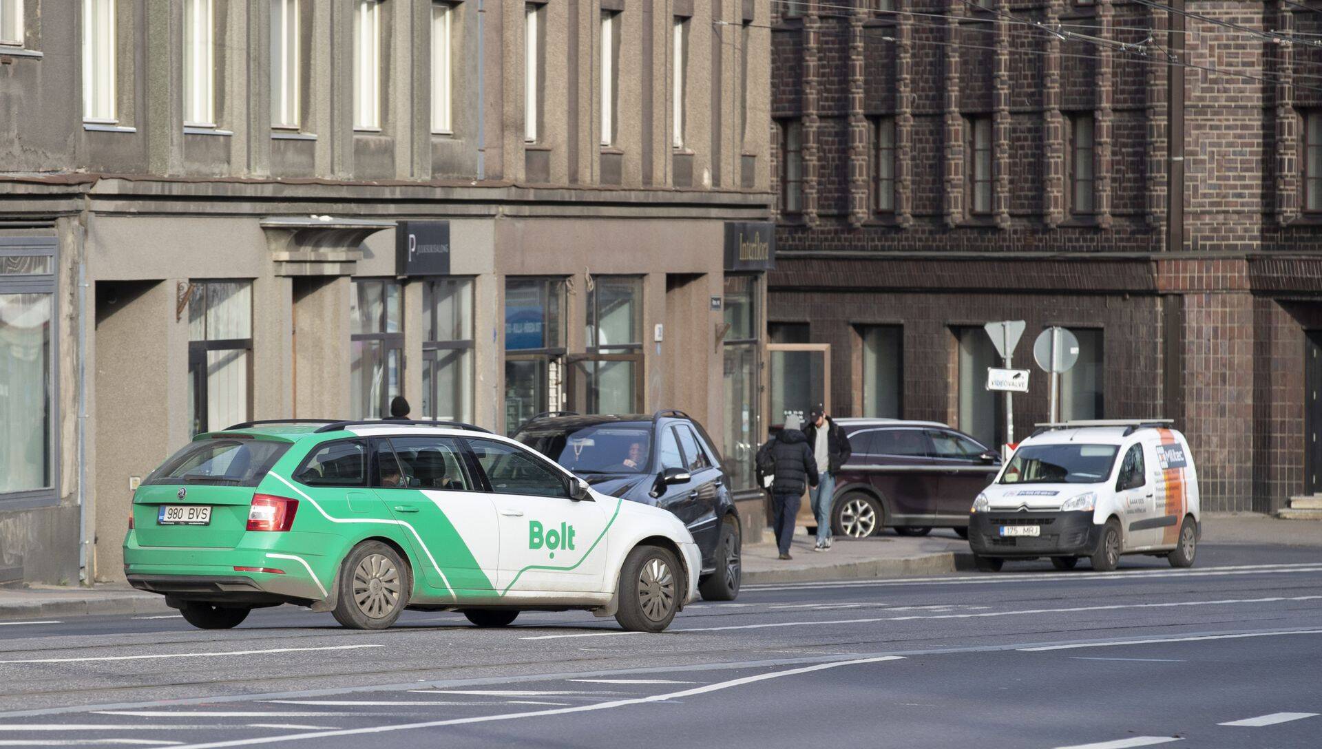 Bolt hakkab pakke vedama