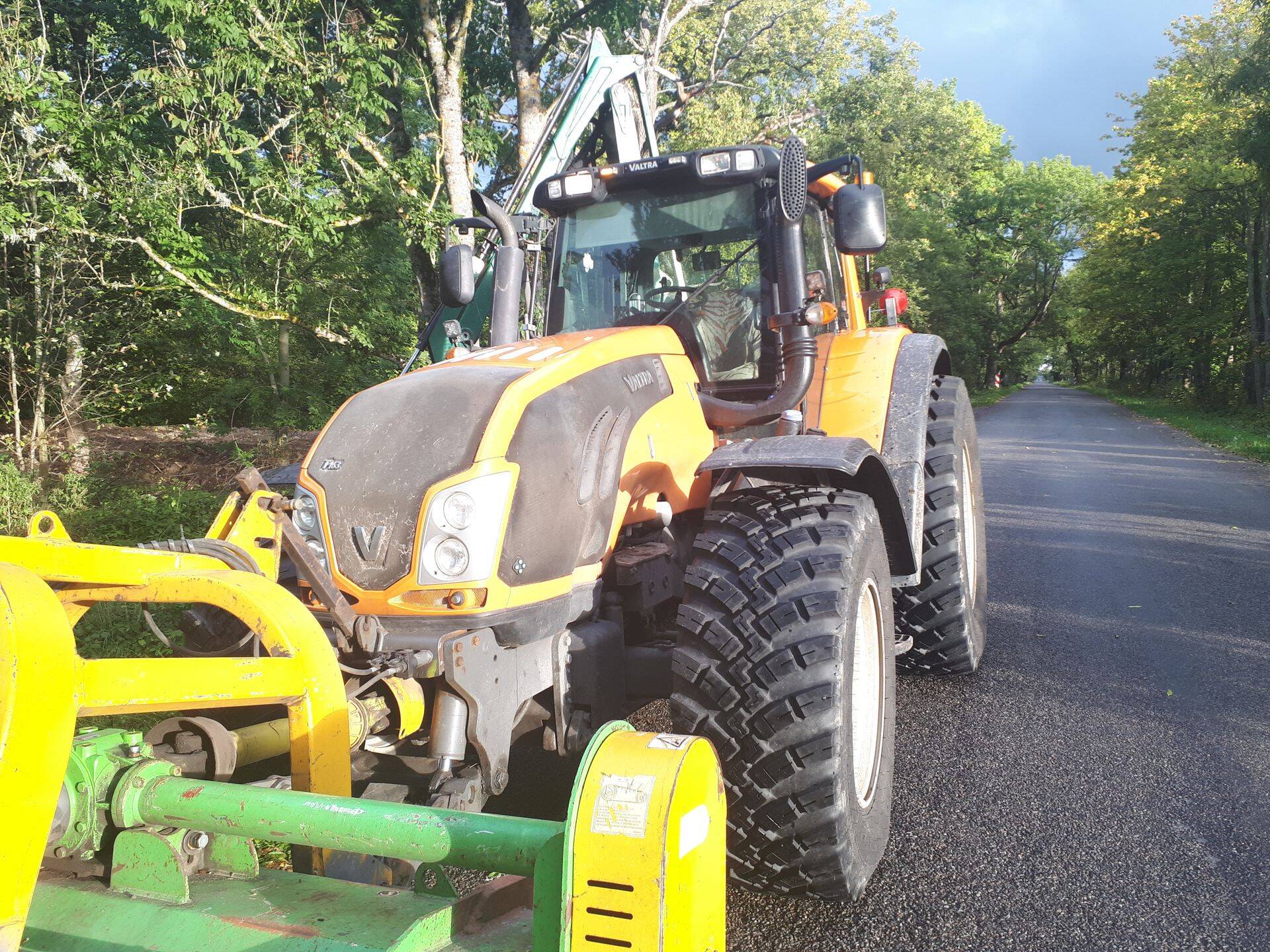 ÜLE OÜ kommunaaltraktor, mis kasutab BKT RIDEMAX IT-697 kommunaalrehve.