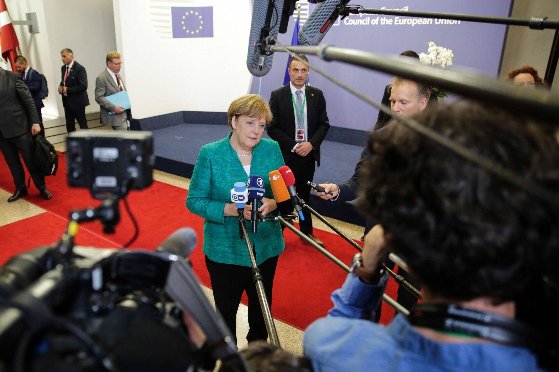 Merkel teatab "edusammudest". Kodumaal on tal palju kaalul.