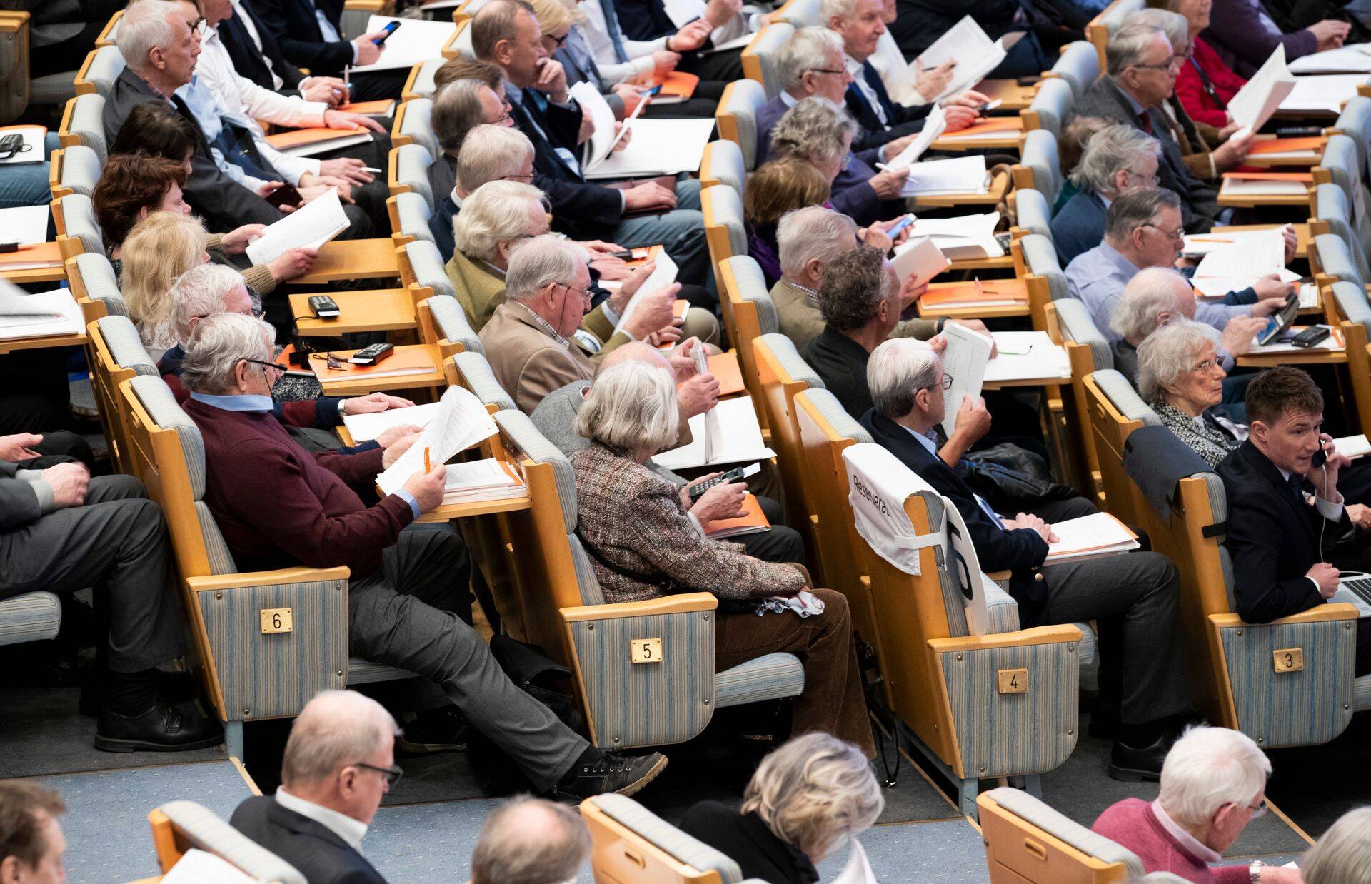 Swedbanki aktsionäride koosolek. Toomas liitus aktsionäride ridadega.